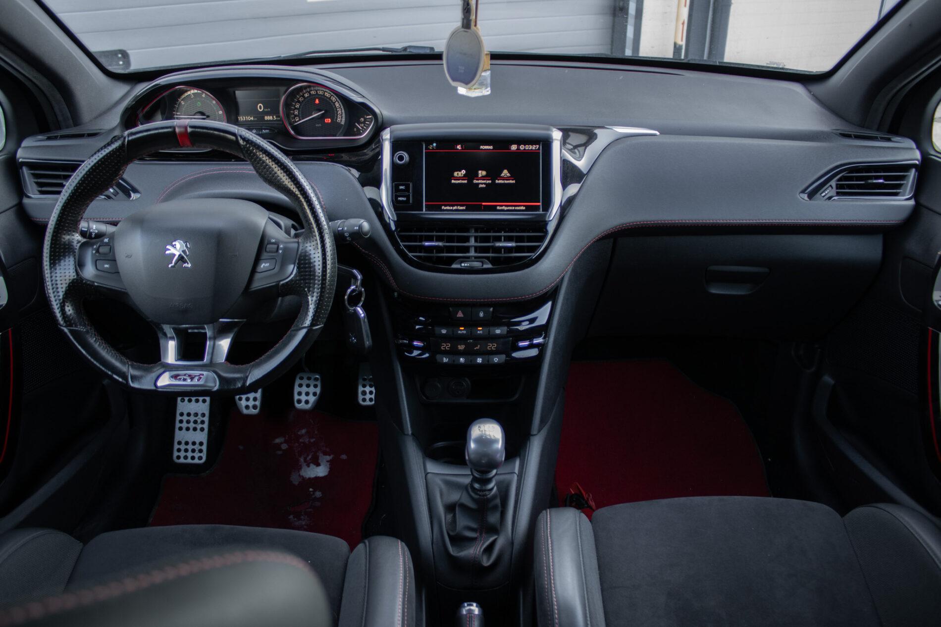 2018 Peugeot 208 GTi, černá hatchback, 153 104 km