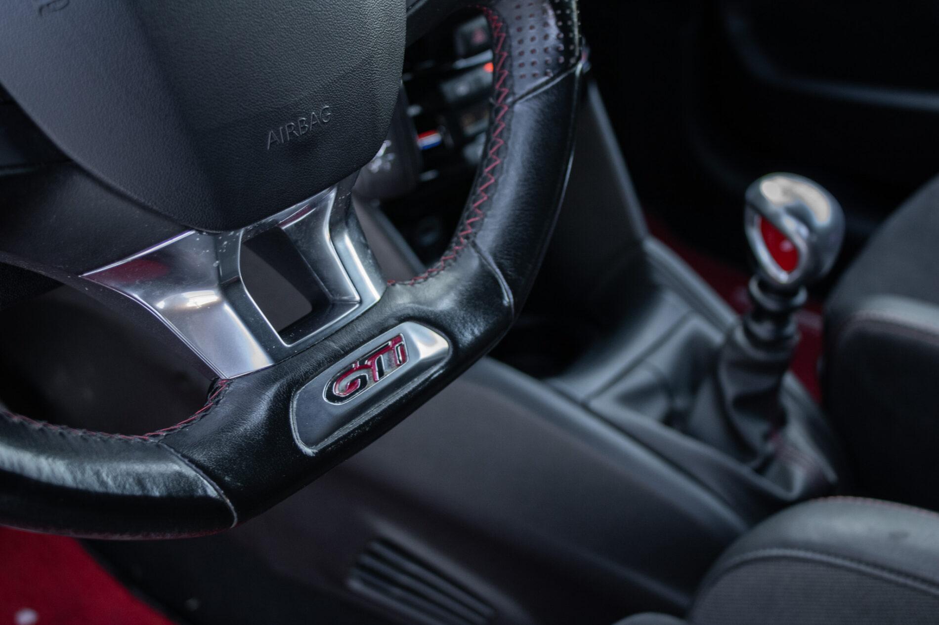 2018 Peugeot 208 GTi, černá hatchback, 153 104 km