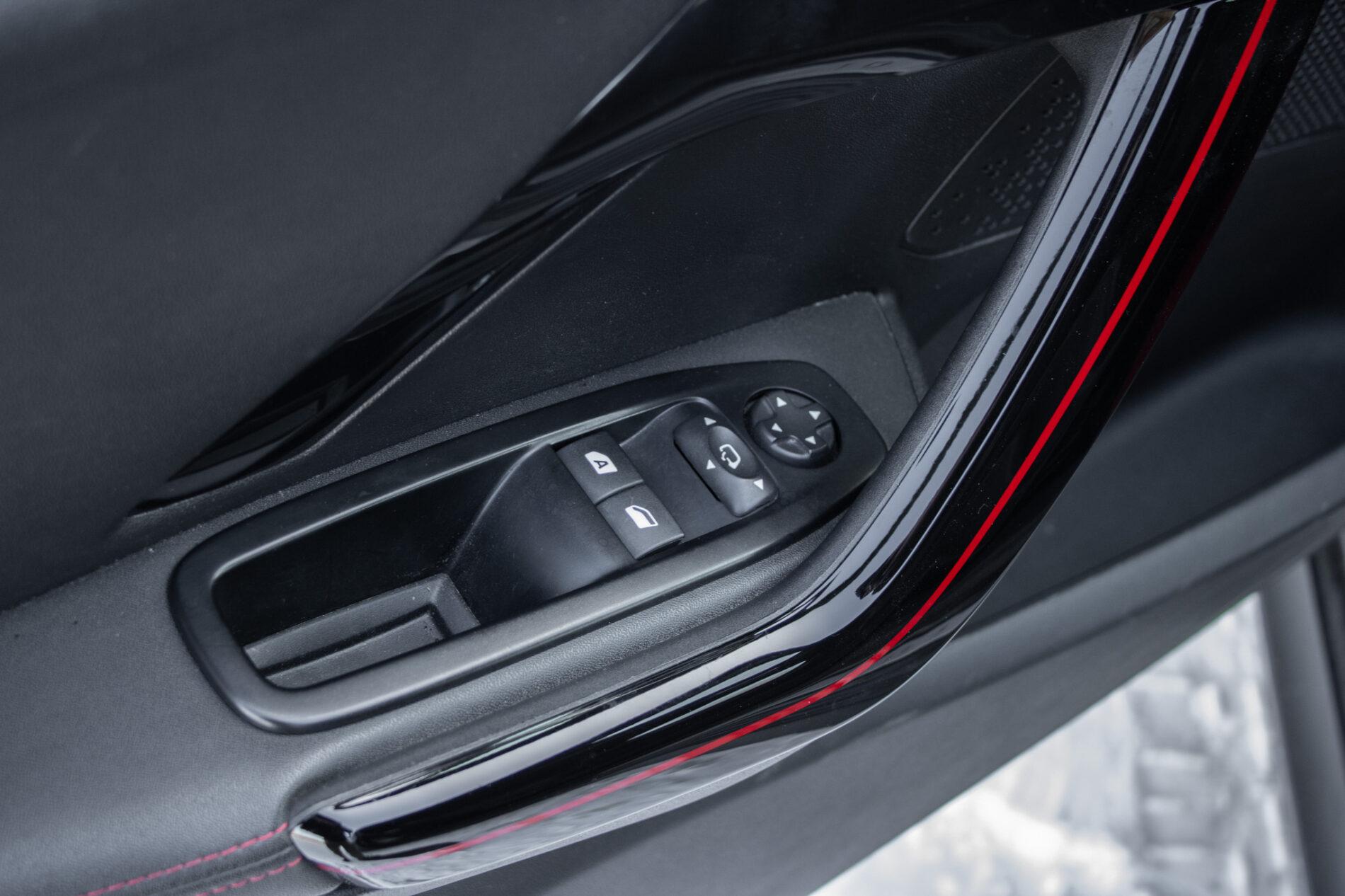 2018 Peugeot 208 GTi, černá hatchback, 153 104 km