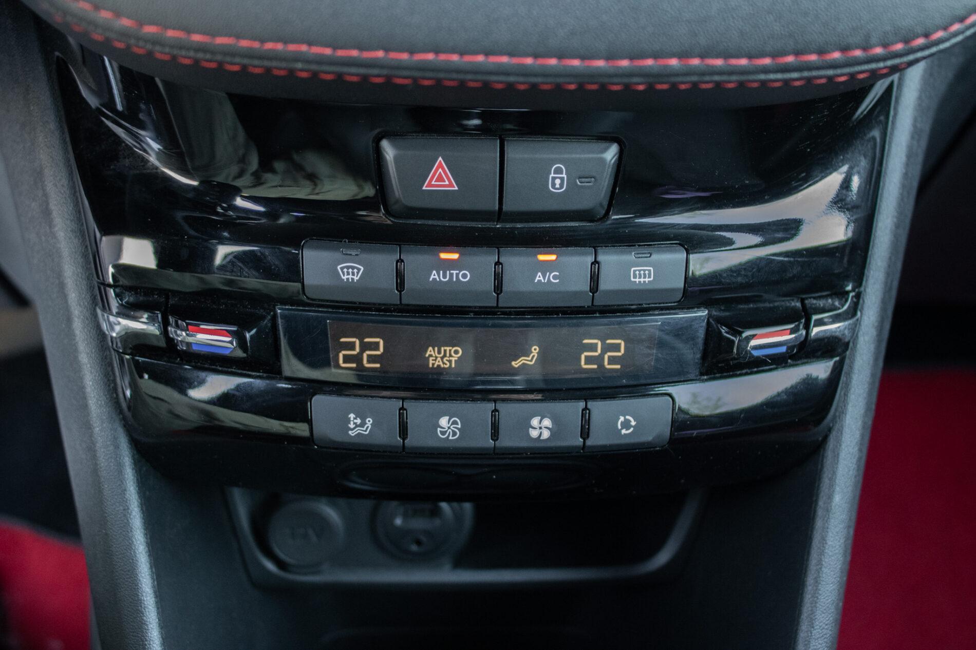 2018 Peugeot 208 GTi, černá hatchback, 153 104 km