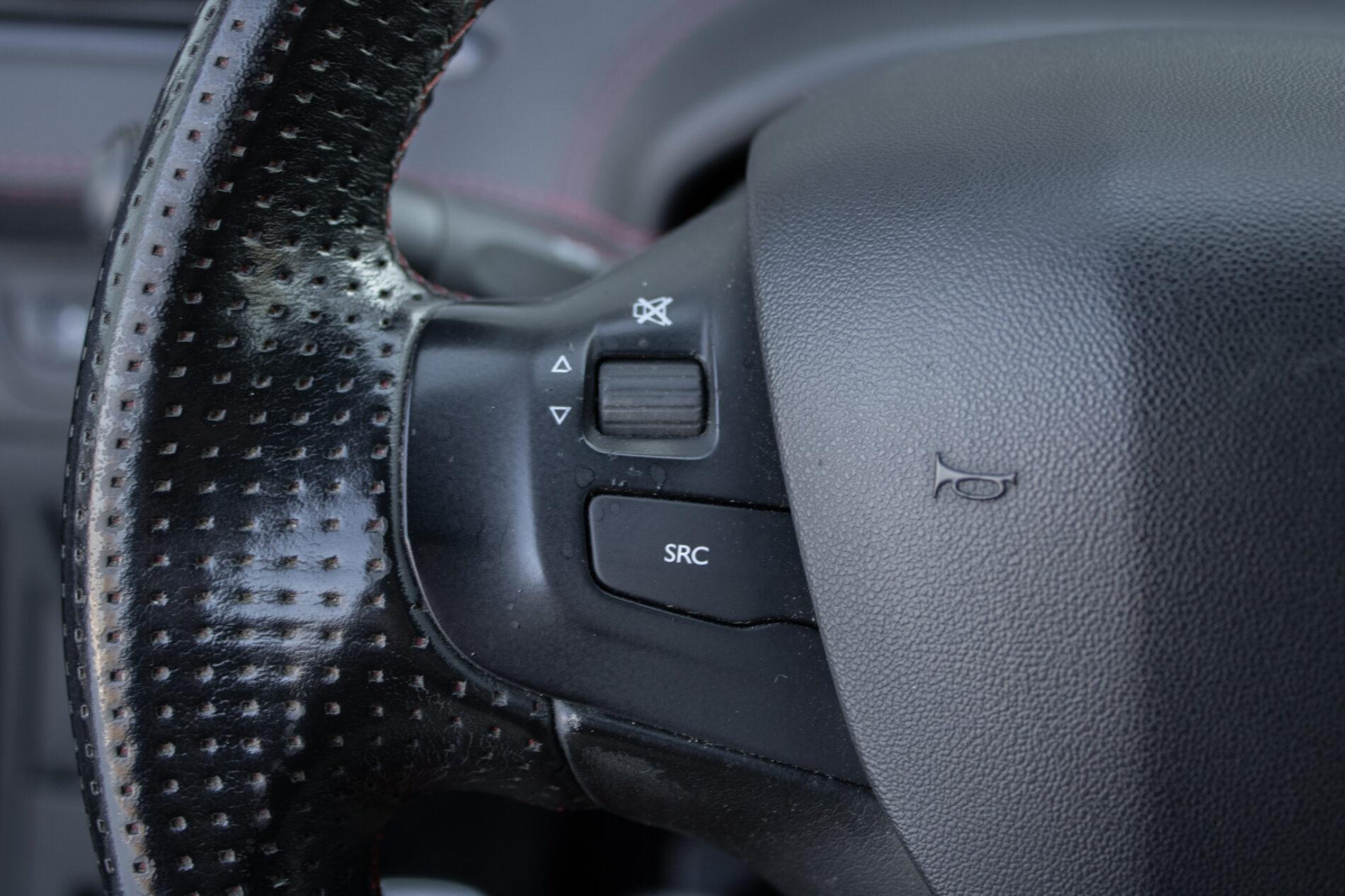 2018 Peugeot 208 GTi, černá hatchback, 153 104 km