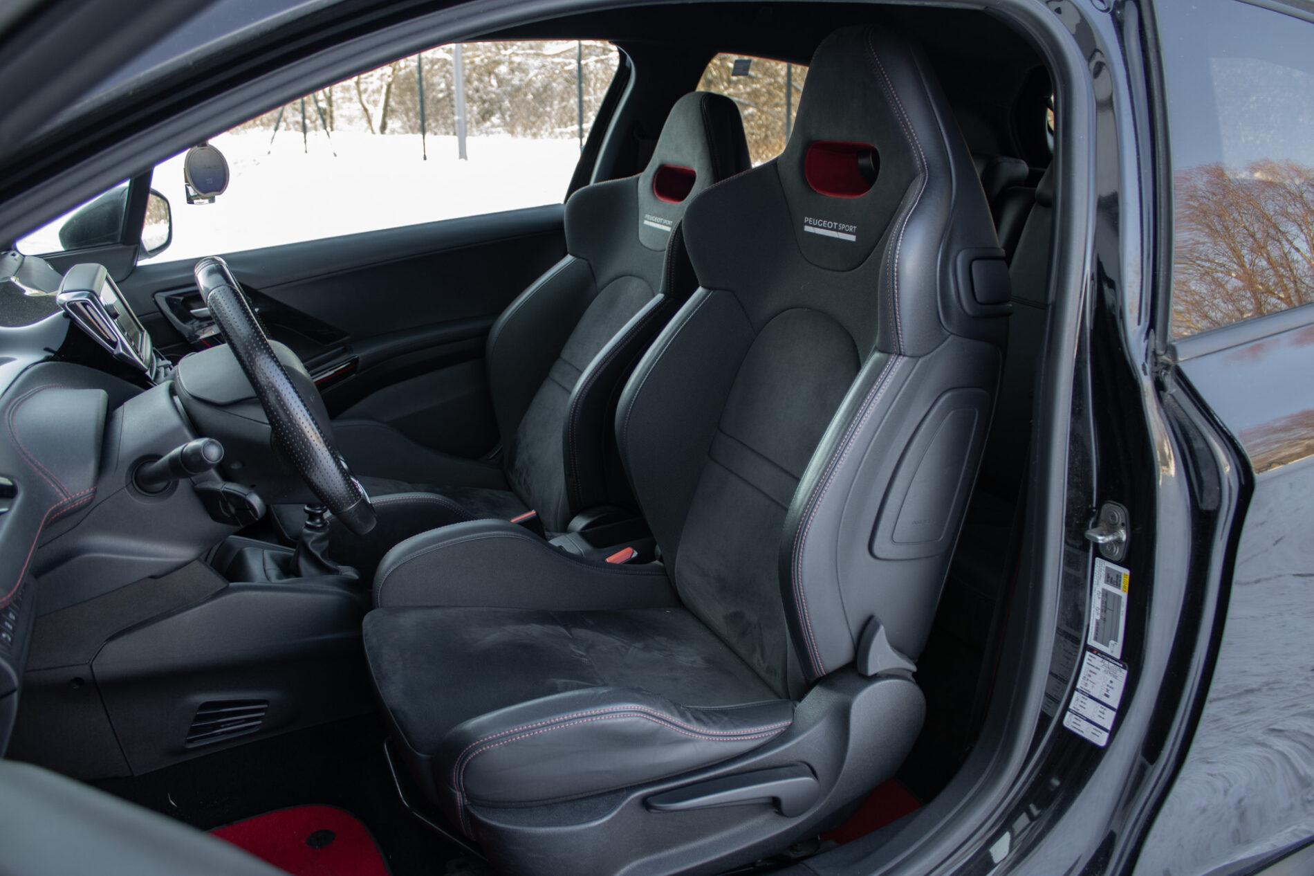 2018 Peugeot 208 GTi, černá hatchback, 153 104 km