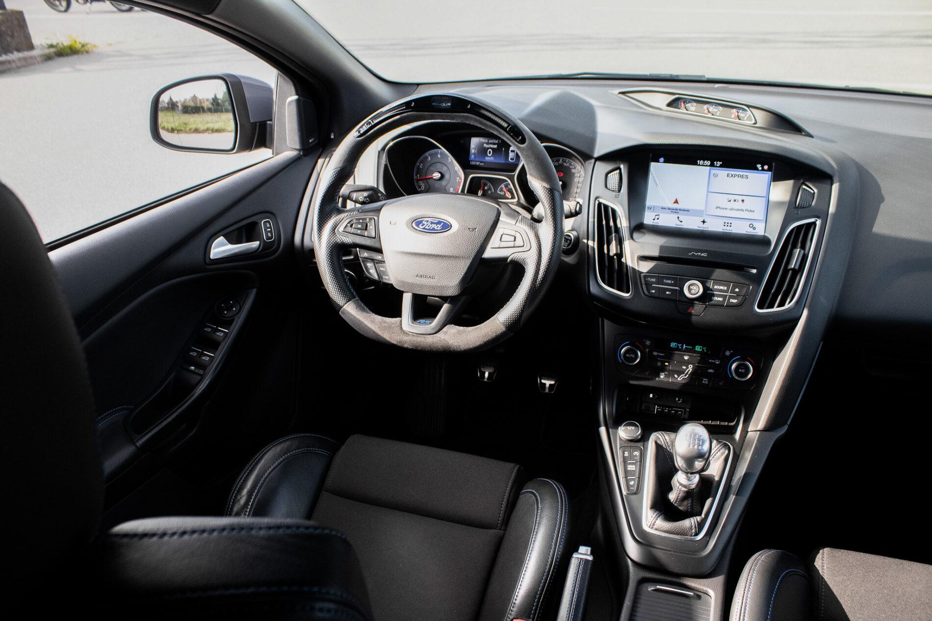 2017 Ford Focus RS, šedá hatchback, 125 197 km