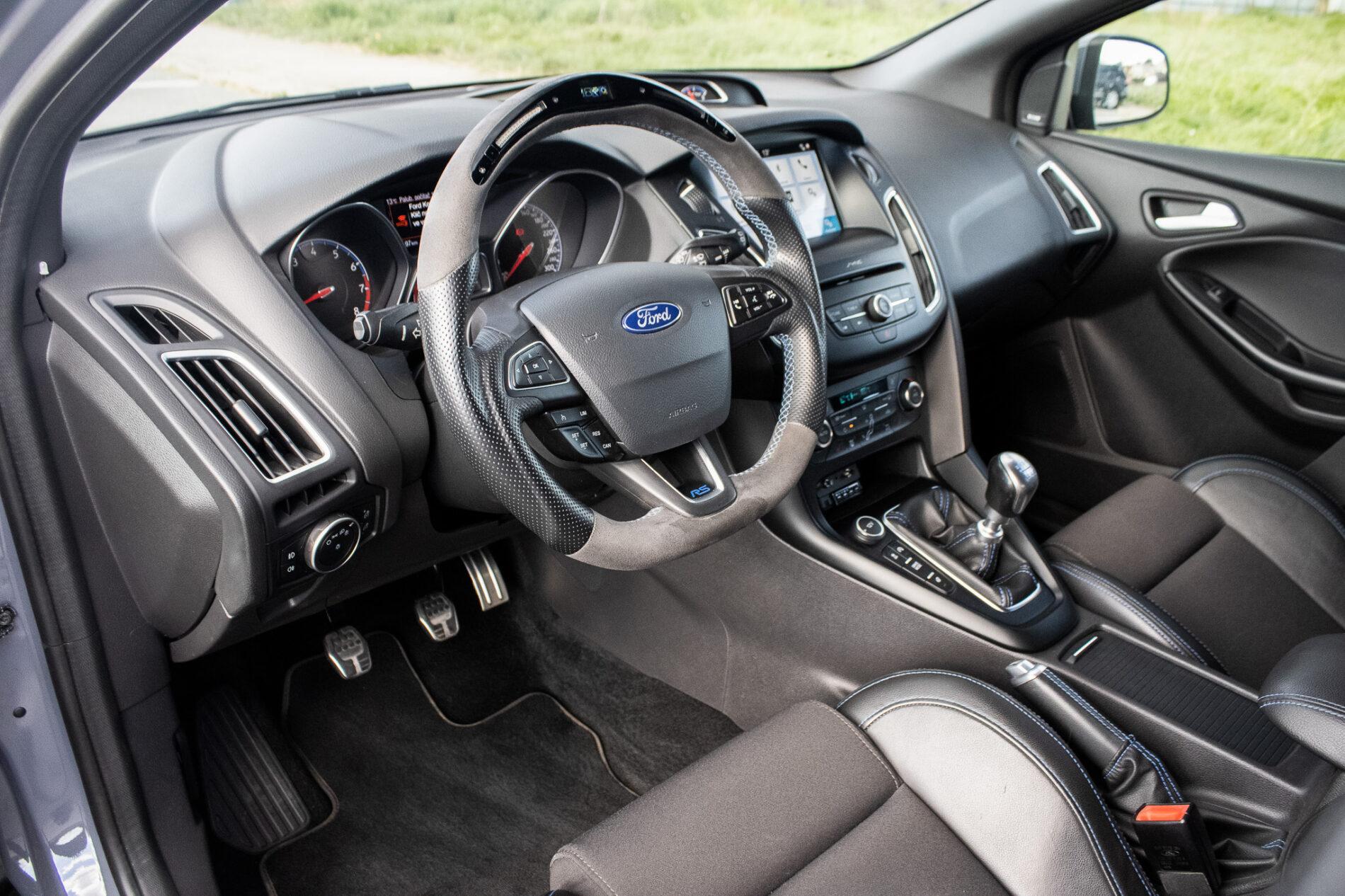 2017 Ford Focus RS, šedá hatchback, 125 197 km