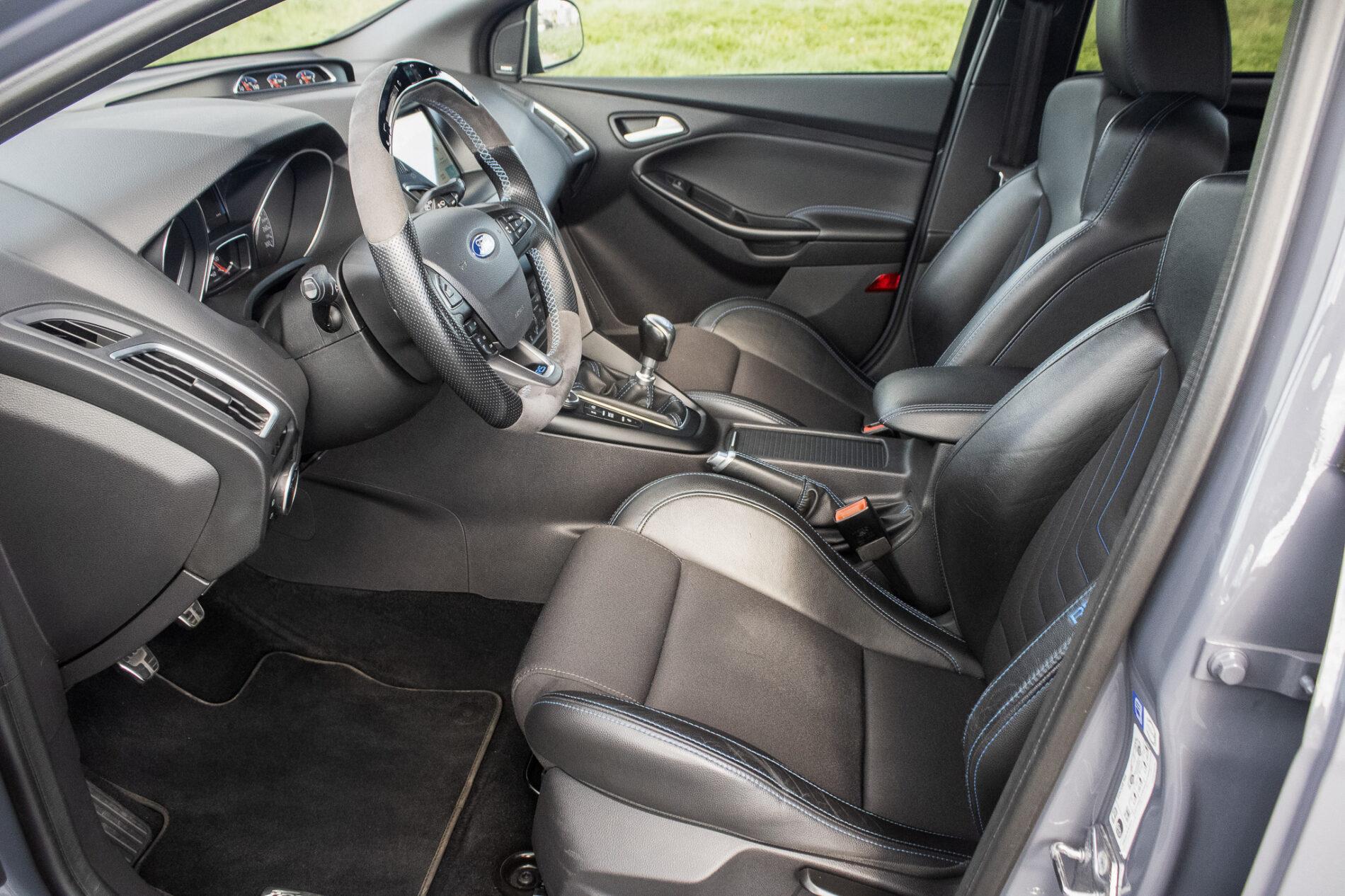 2017 Ford Focus RS, šedá hatchback, 125 197 km