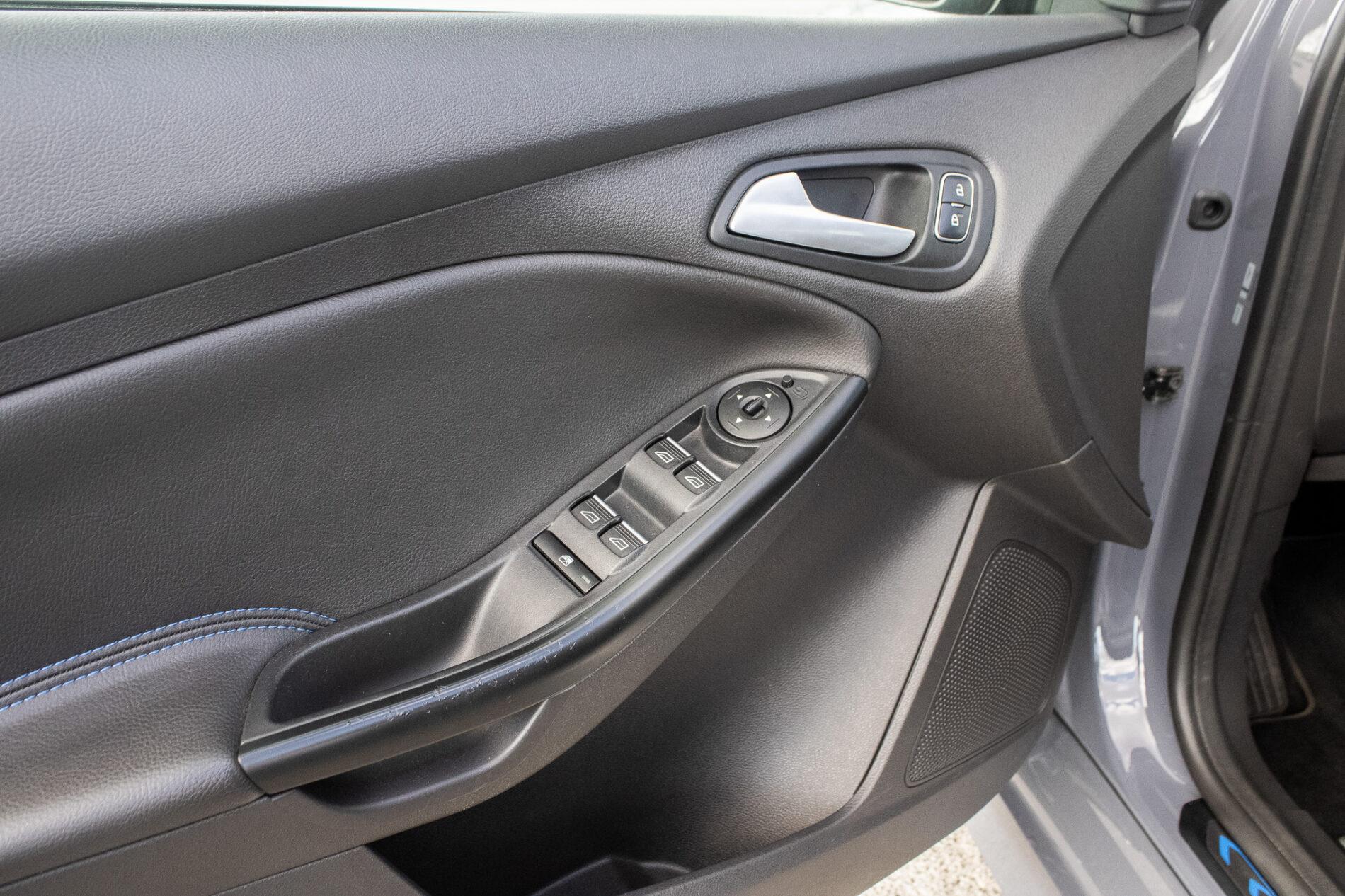 2017 Ford Focus RS, šedá hatchback, 125 197 km