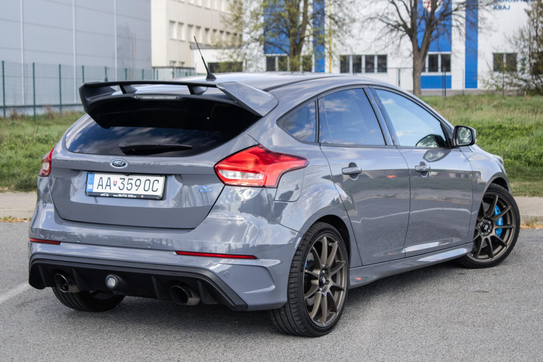 2017 Ford Focus RS, šedá hatchback, 125 197 km