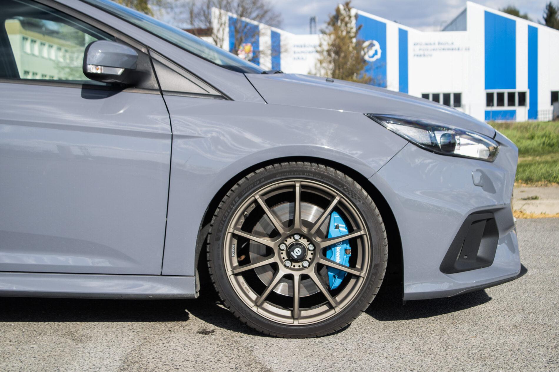 2017 Ford Focus RS, šedá hatchback, 125 197 km