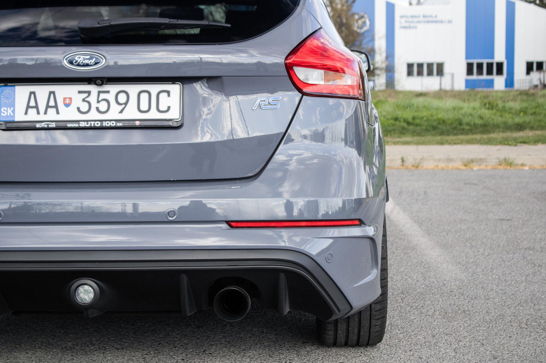 2017 Ford Focus RS, šedá hatchback, 125 197 km
