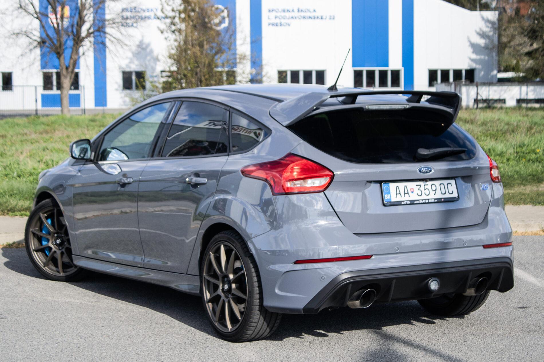 2017 Ford Focus RS, šedá hatchback, 125 197 km