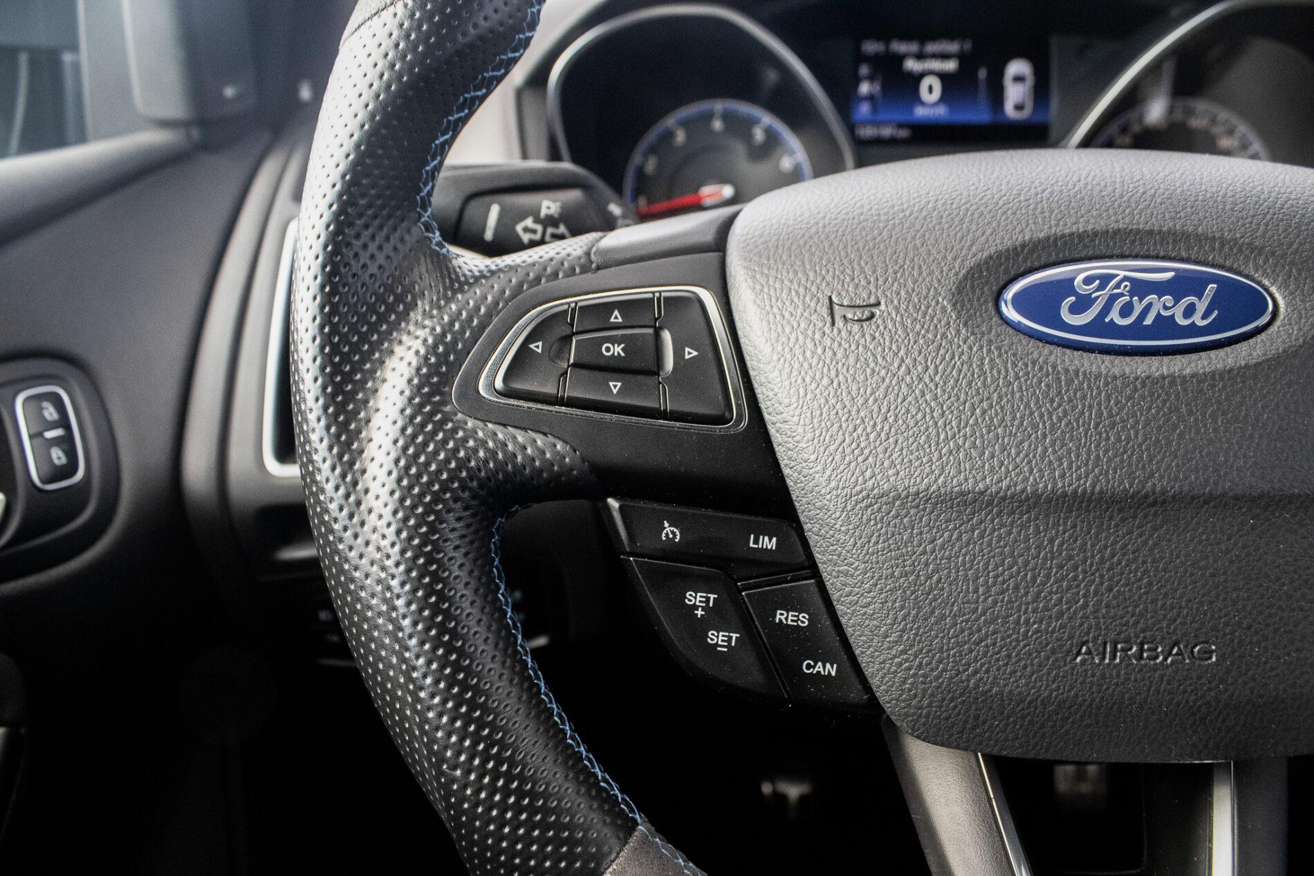 2017 Ford Focus RS, šedá hatchback, 125 197 km