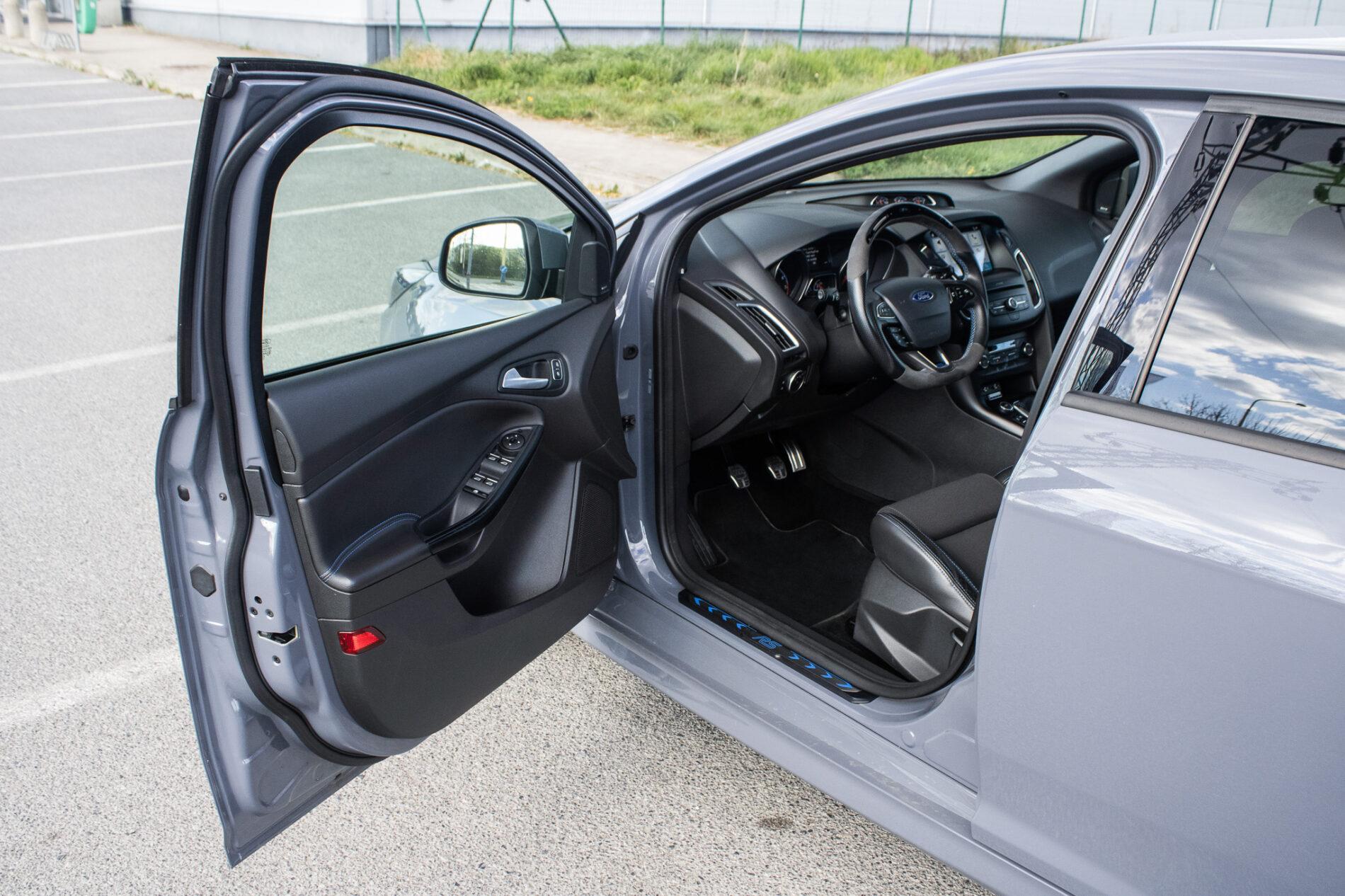 2017 Ford Focus RS, šedá hatchback, 125 197 km