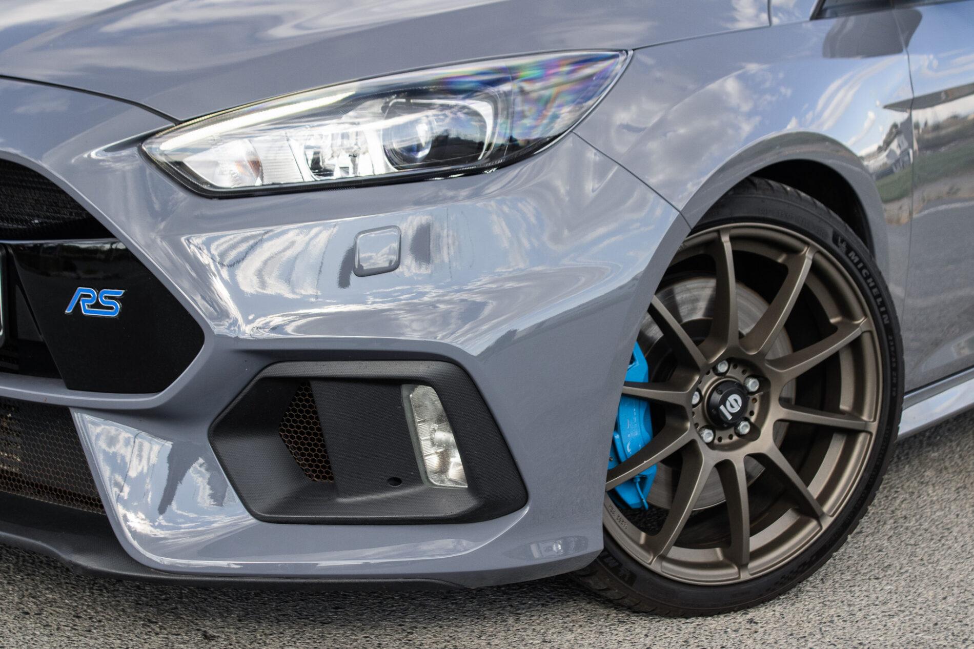 2017 Ford Focus RS, šedá hatchback, 125 197 km