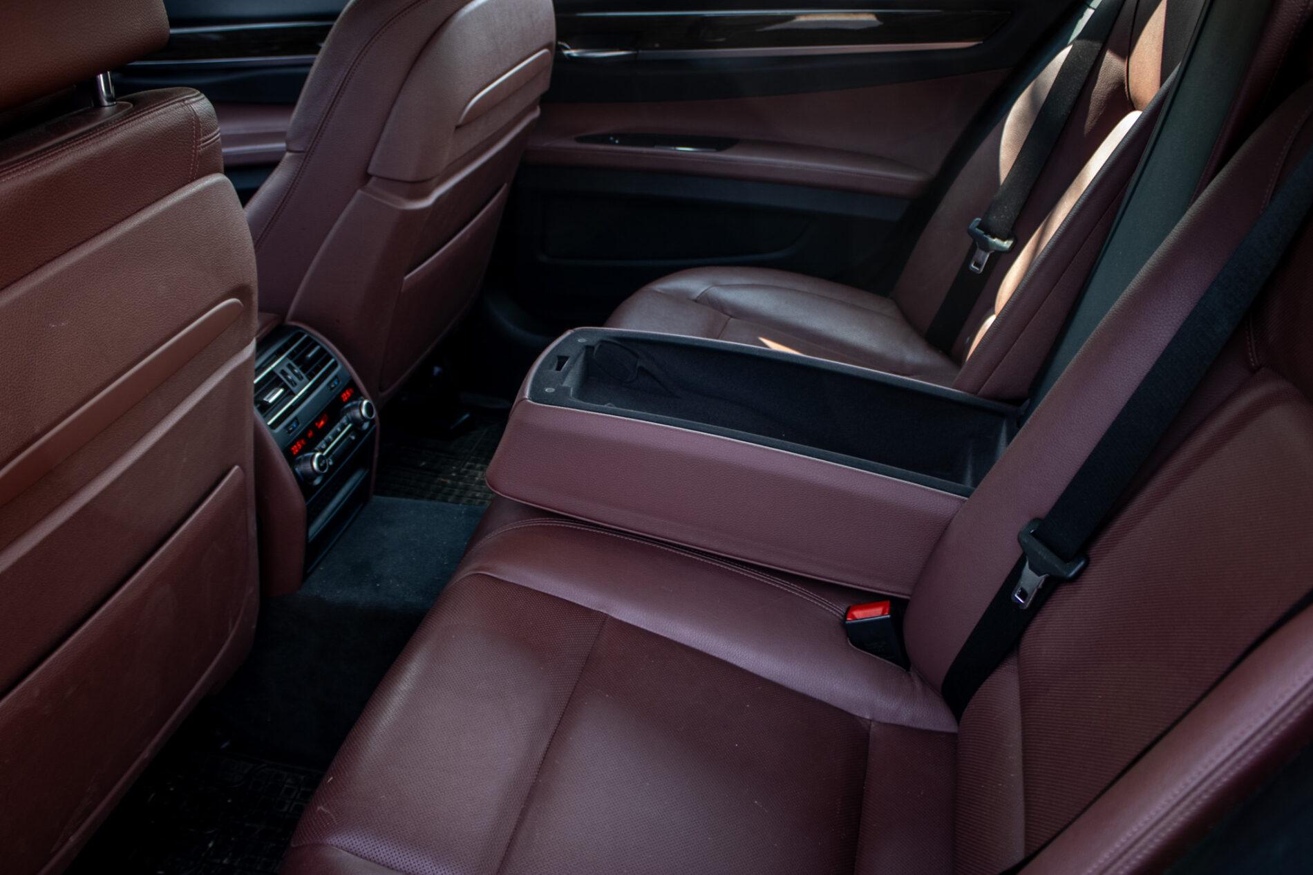 2013 BMW 750d, černá sedan, 231 861 km