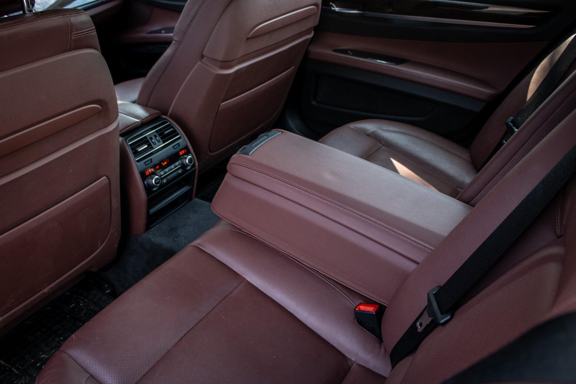 2013 BMW 750d, černá sedan, 231 861 km