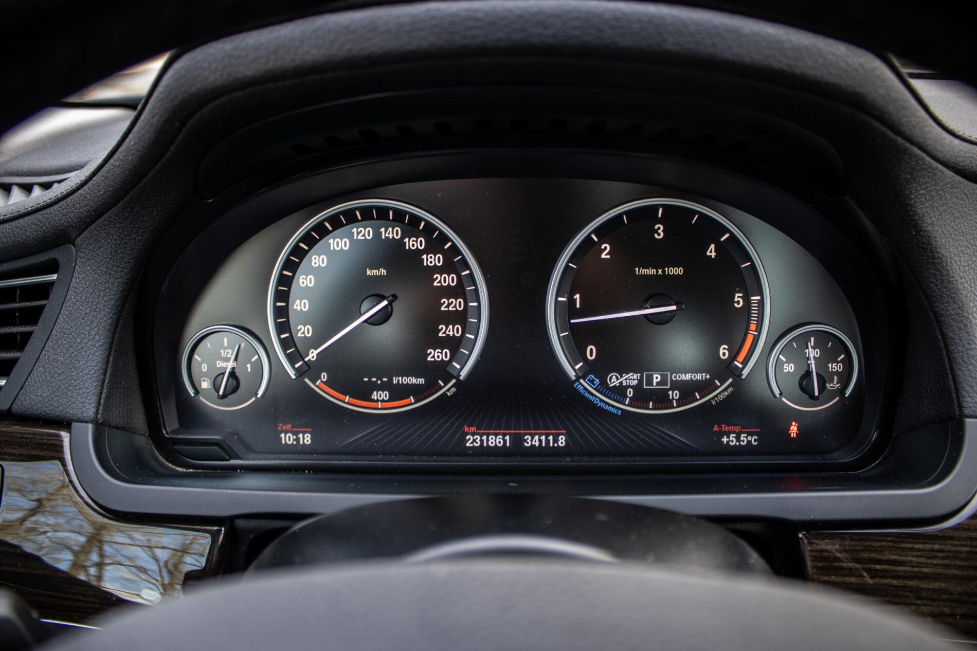 2013 BMW 750d, černá sedan, 231 861 km
