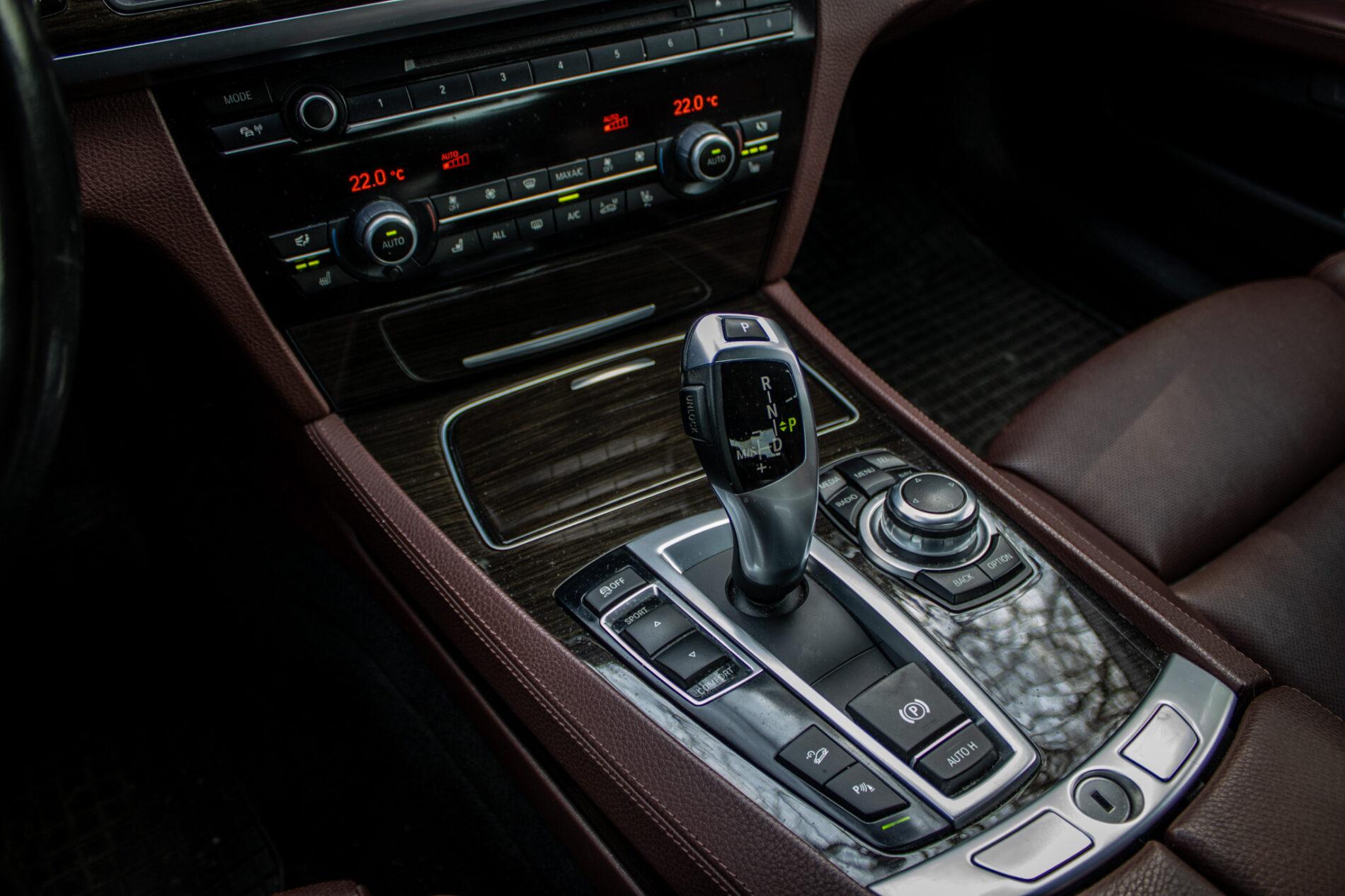 2013 BMW 750d, černá sedan, 231 861 km
