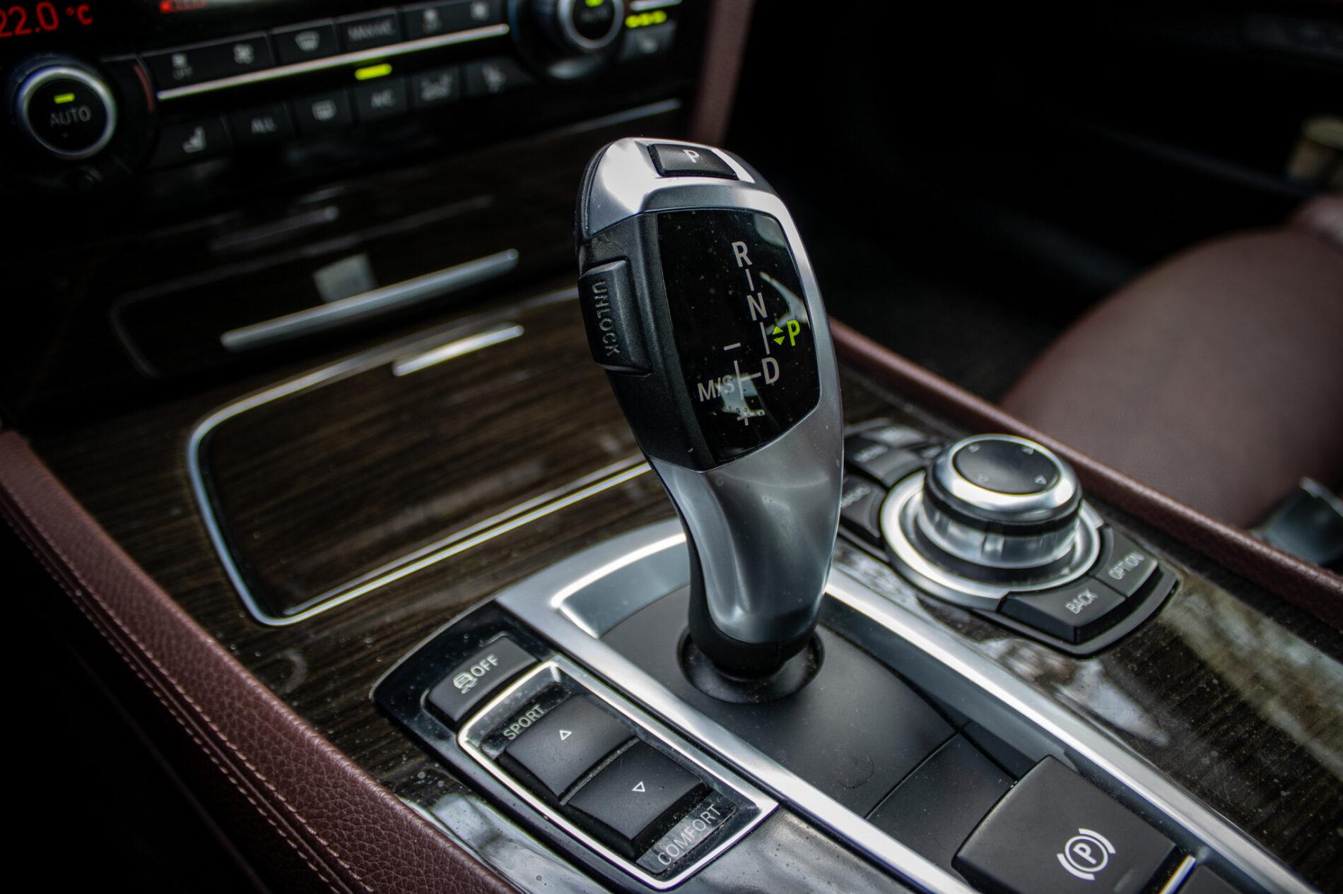 2013 BMW 750d, černá sedan, 231 861 km