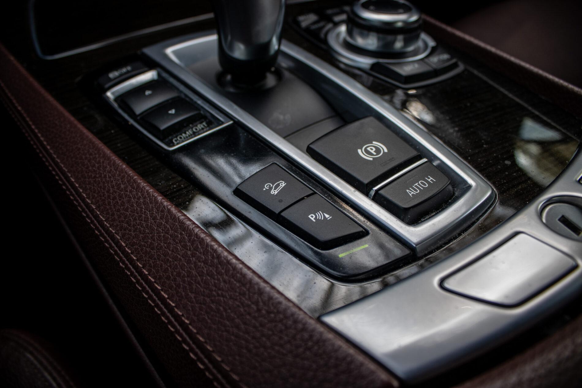2013 BMW 750d, černá sedan, 231 861 km