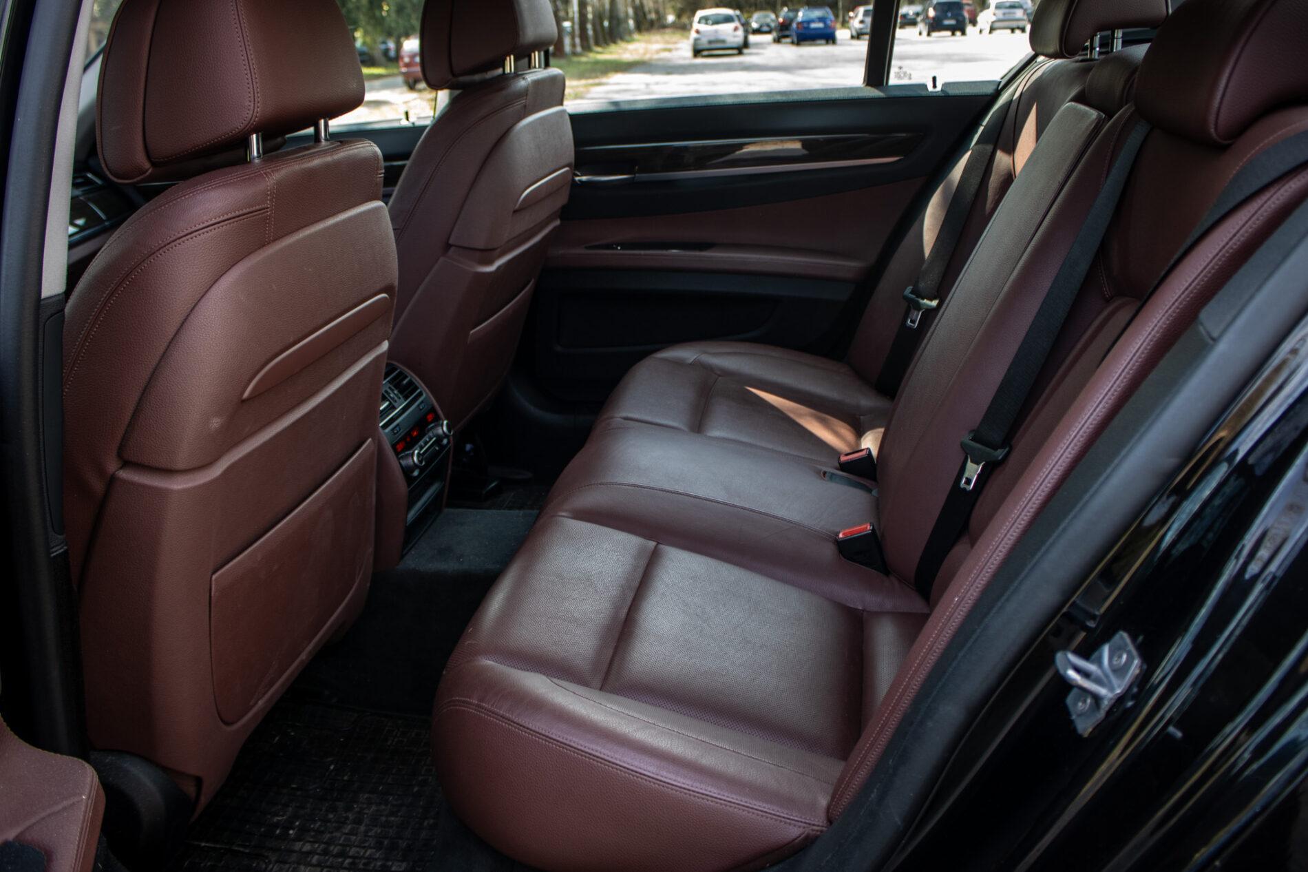 2013 BMW 750d, černá sedan, 231 861 km