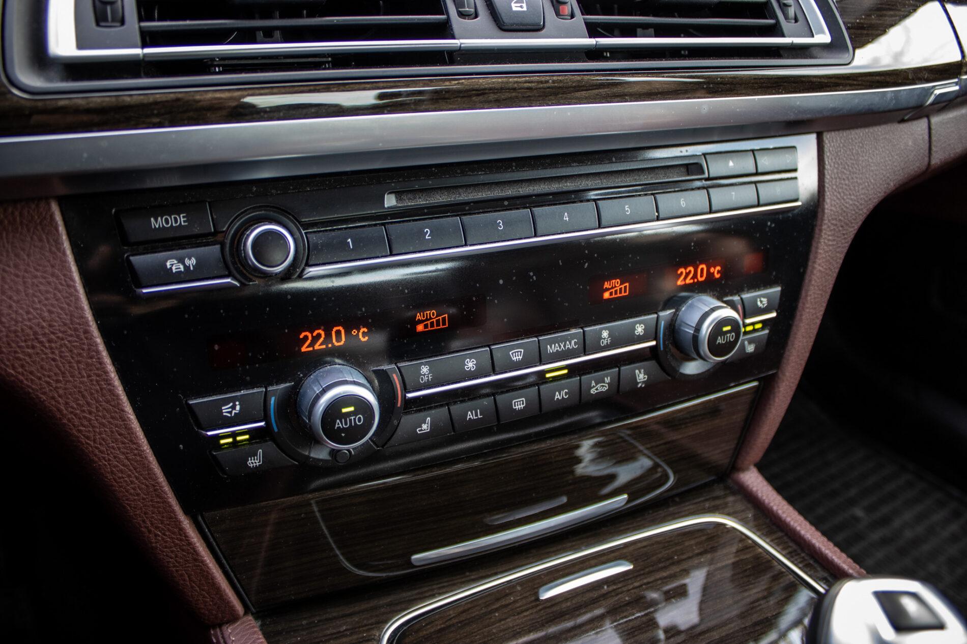 2013 BMW 750d, černá sedan, 231 861 km