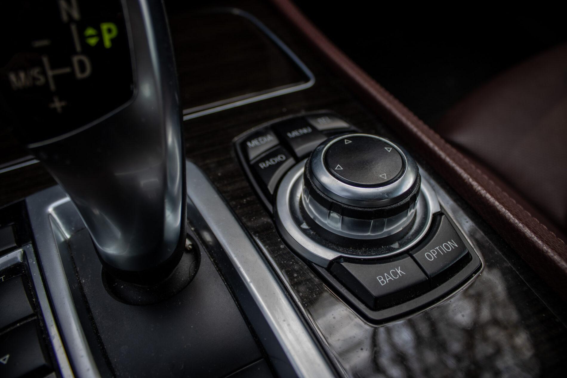 2013 BMW 750d, černá sedan, 231 861 km