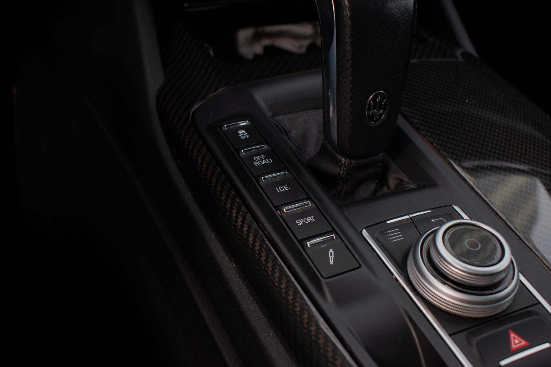 2019 Maserati Levante, bílá suv, 85 819 km