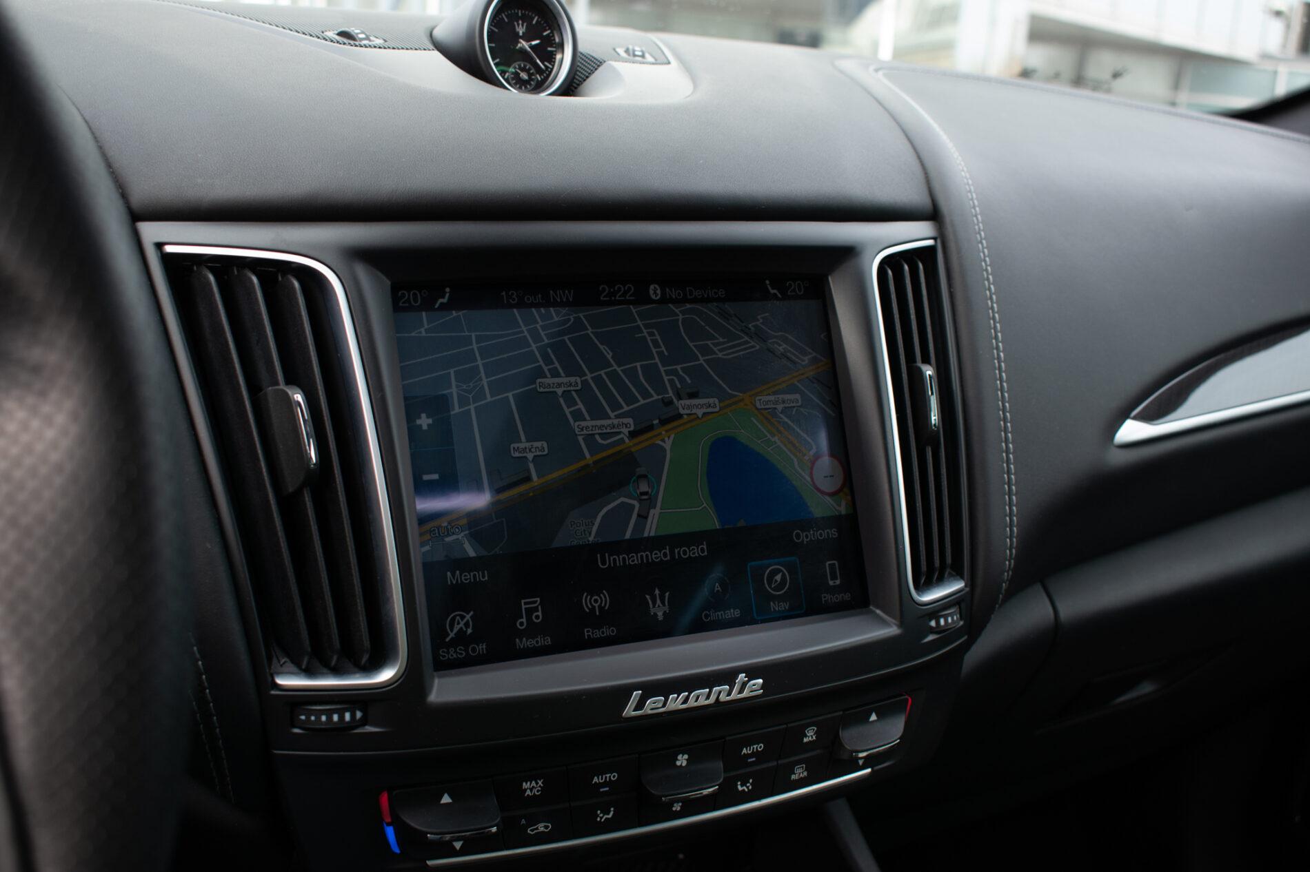 2019 Maserati Levante, bílá suv, 85 819 km