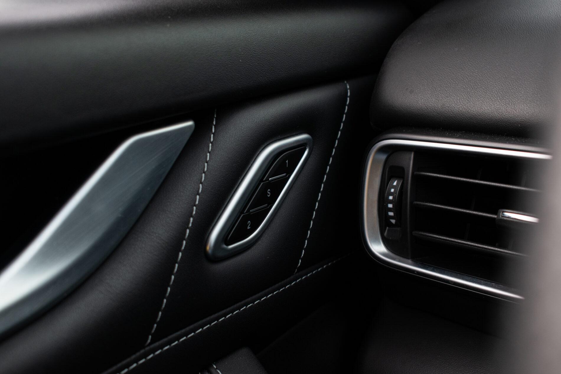 2019 Maserati Levante, bílá suv, 85 819 km