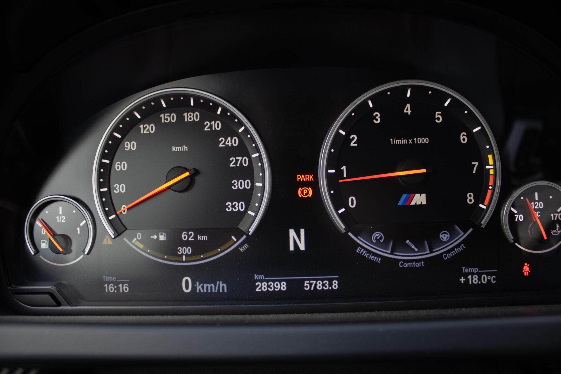 2017 BMW M6, šedá sedan, 30 396 km