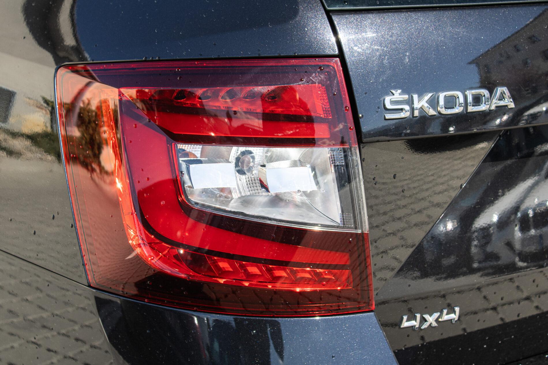 2017 Skoda Octavia RS, černá kombi, 216 446 km