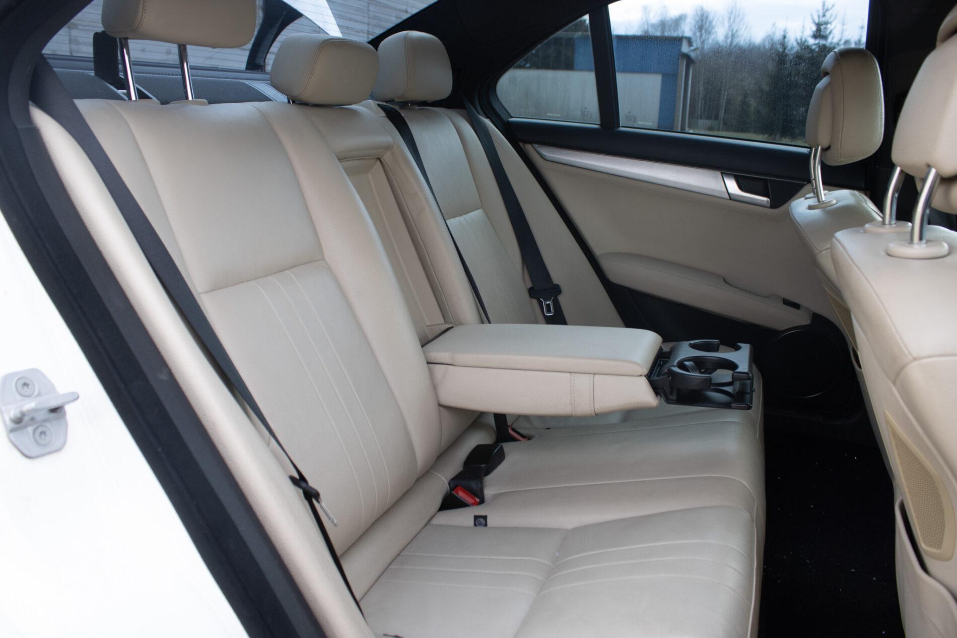 2011 Mercedes-Benz C 300, bílá sedan, 206 000 km