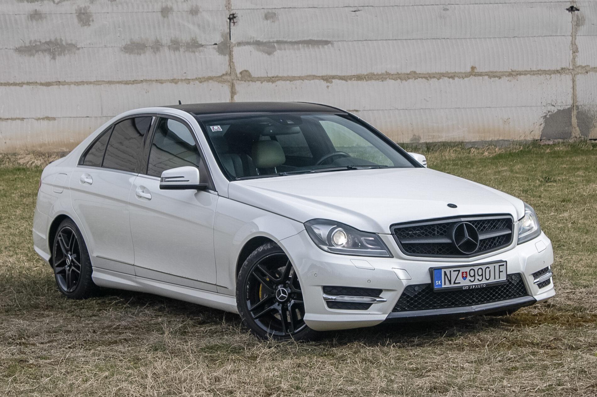 2011 Mercedes-Benz C 300, bílá sedan, 206 000 km