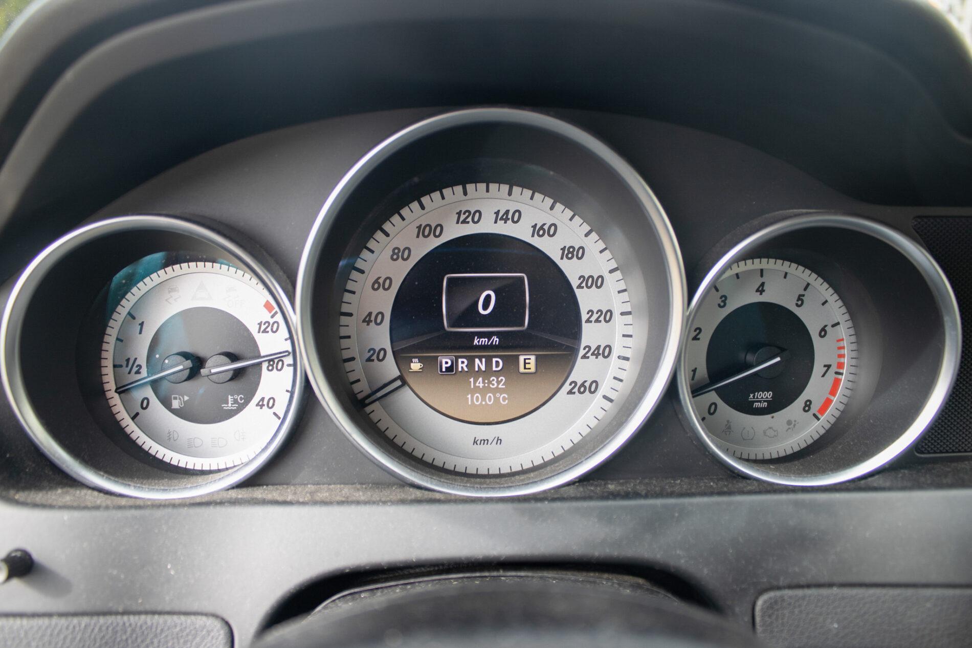 2011 Mercedes-Benz C 300, bílá sedan, 206 000 km