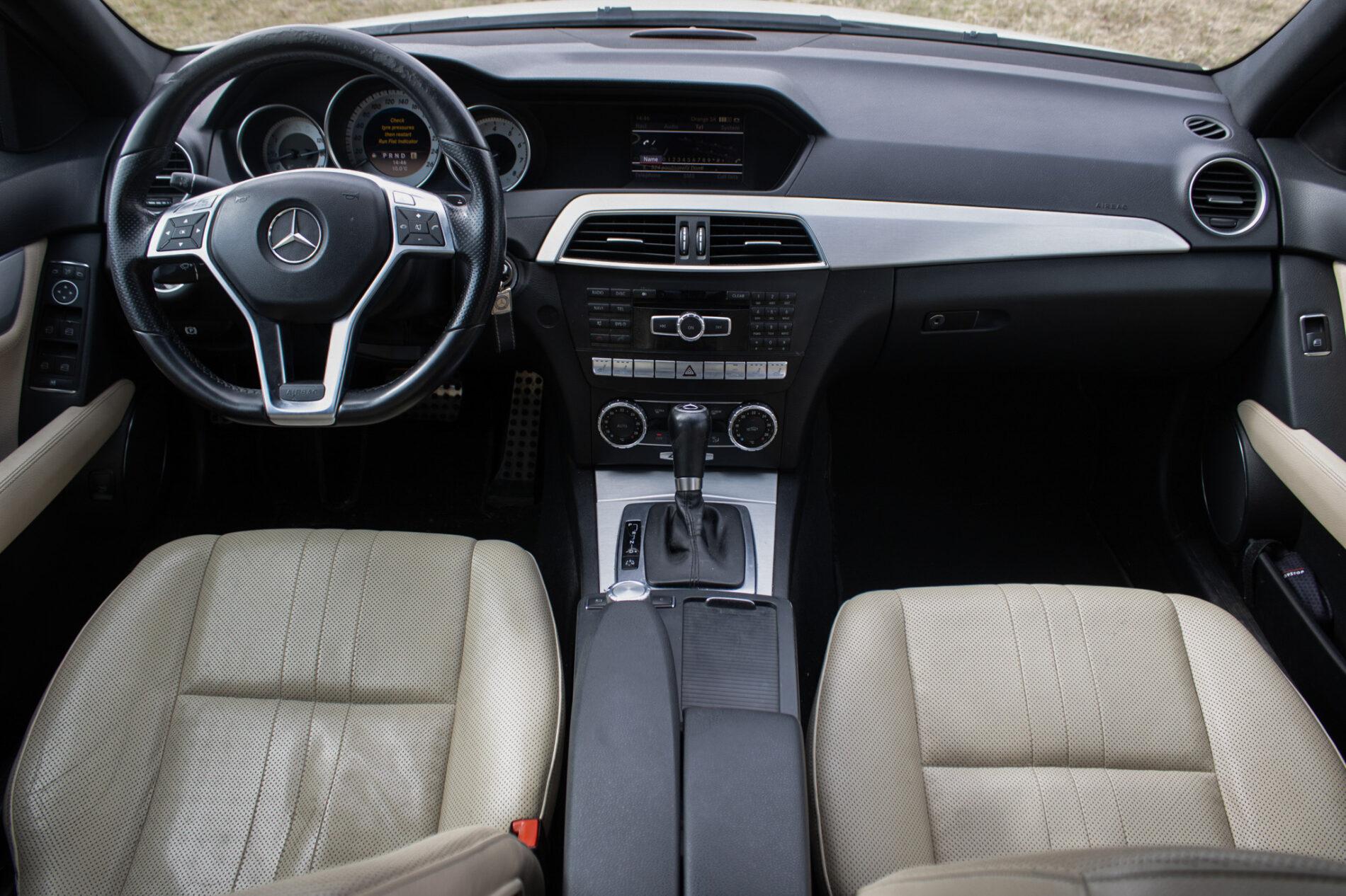 2011 Mercedes-Benz C 300, bílá sedan, 206 000 km
