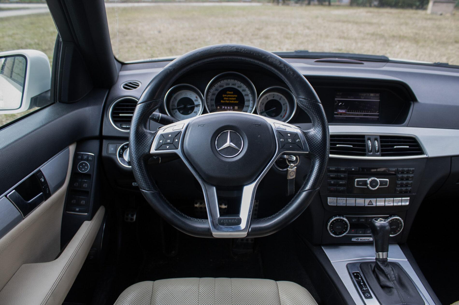 2011 Mercedes-Benz C 300, bílá sedan, 206 000 km