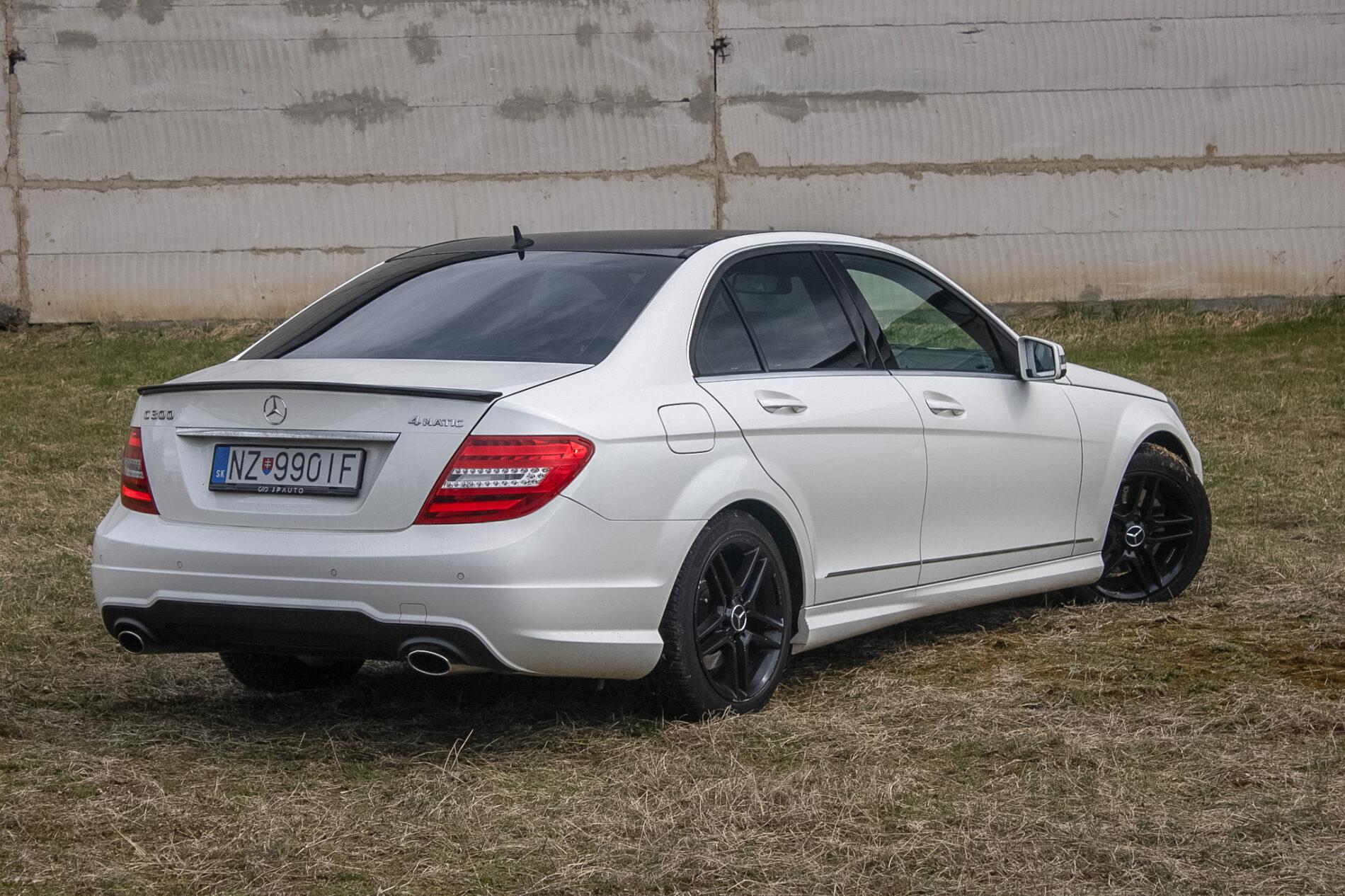 2011 Mercedes-Benz C 300, bílá sedan, 206 000 km