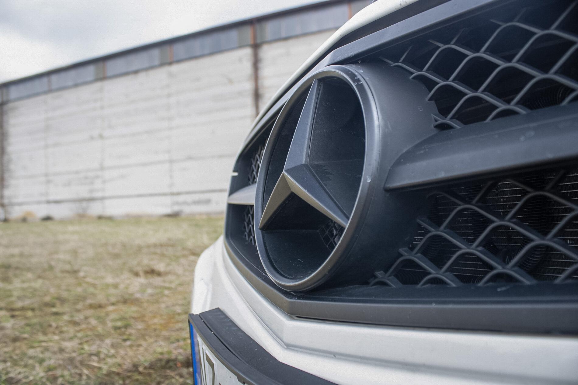2011 Mercedes-Benz C 300, bílá sedan, 206 000 km