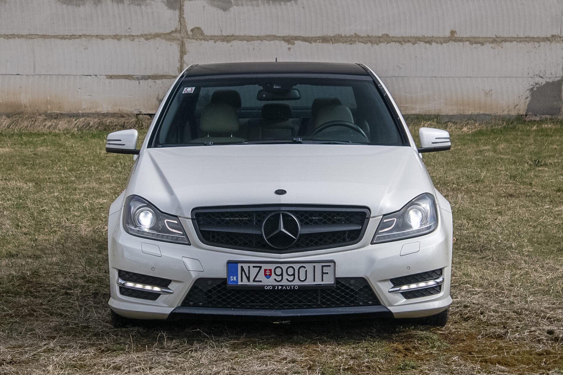2011 Mercedes-Benz C 300, bílá sedan, 206 000 km