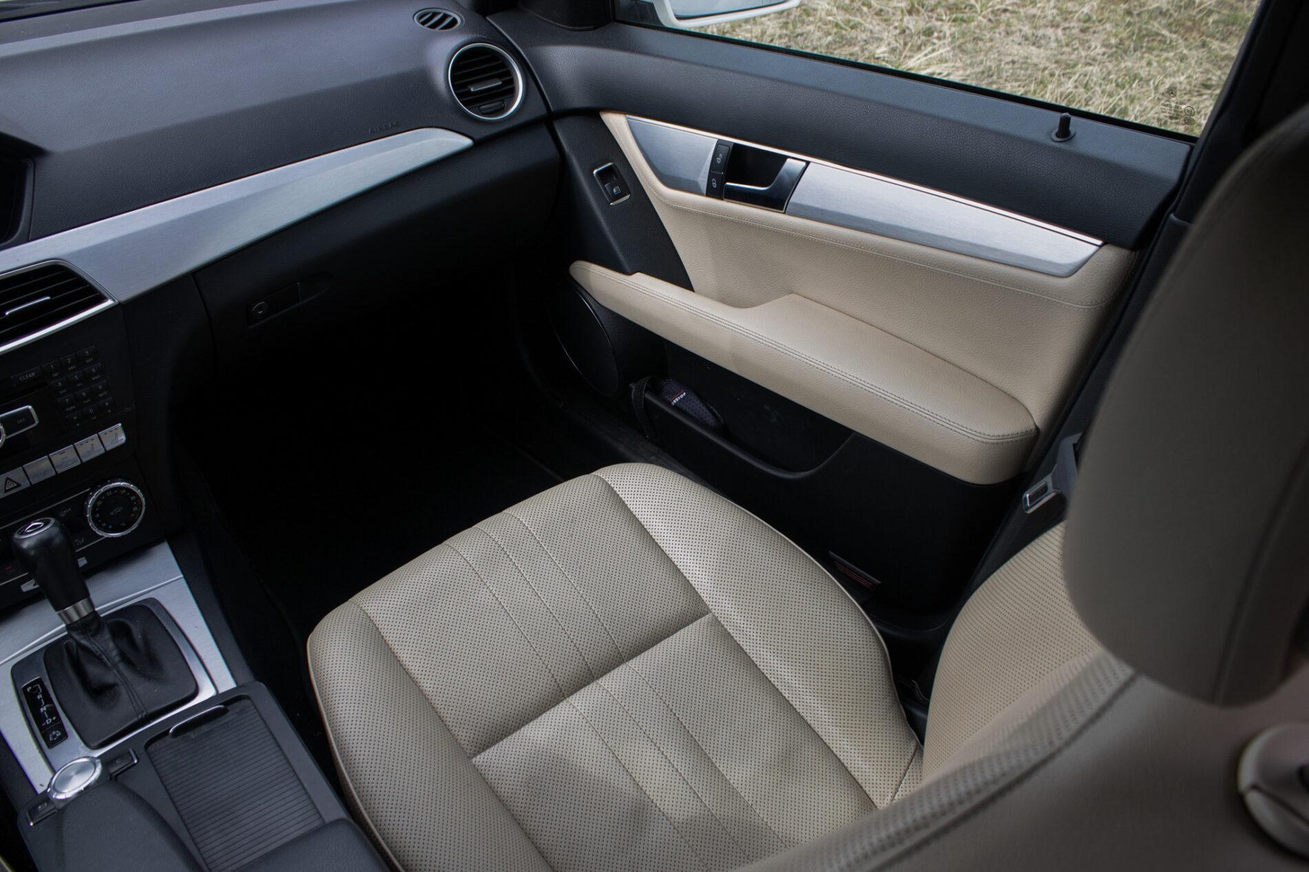 2011 Mercedes-Benz C 300, bílá sedan, 206 000 km