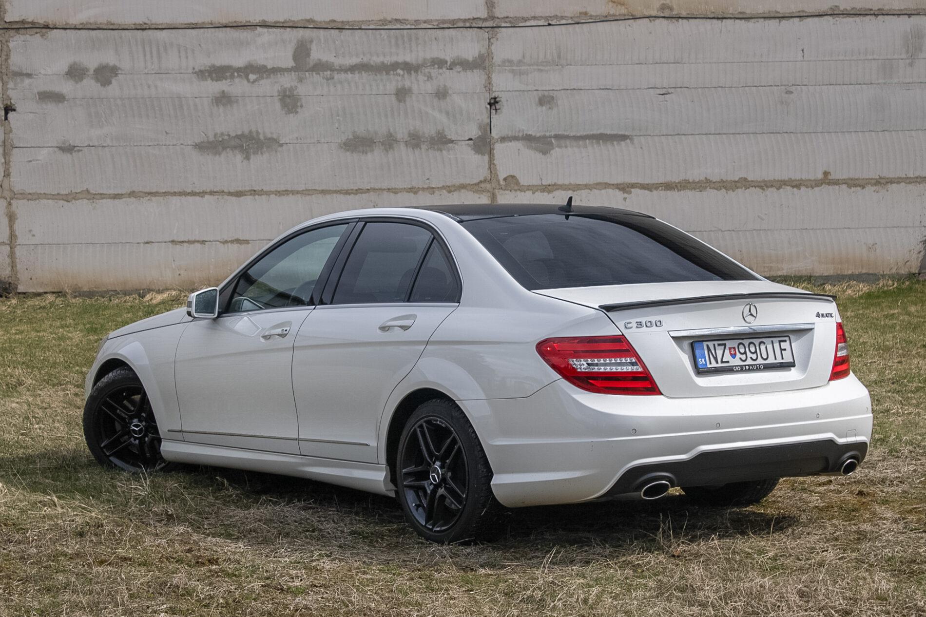 2011 Mercedes-Benz C 300, bílá sedan, 206 000 km
