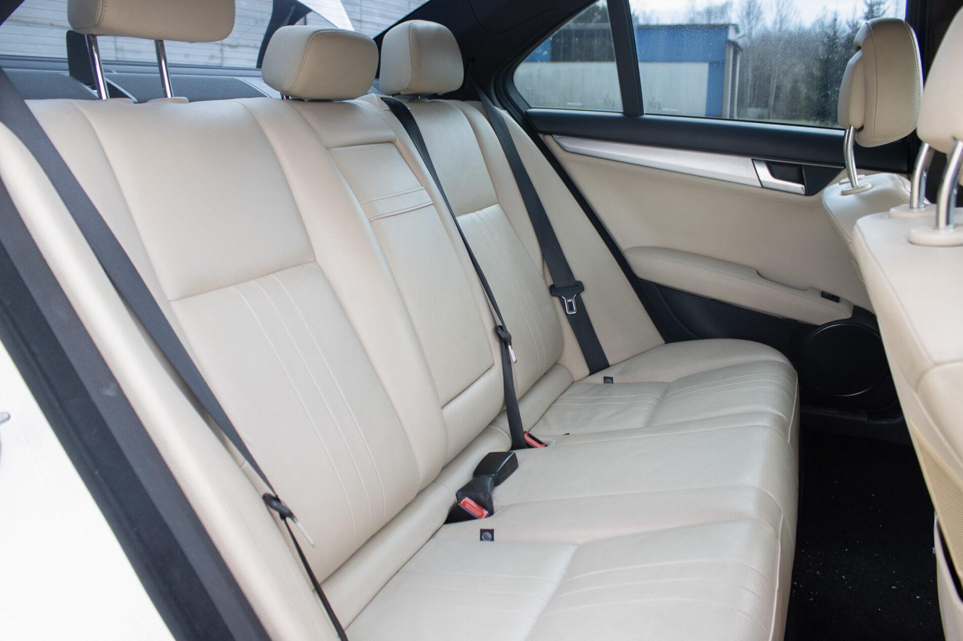 2011 Mercedes-Benz C 300, bílá sedan, 206 000 km