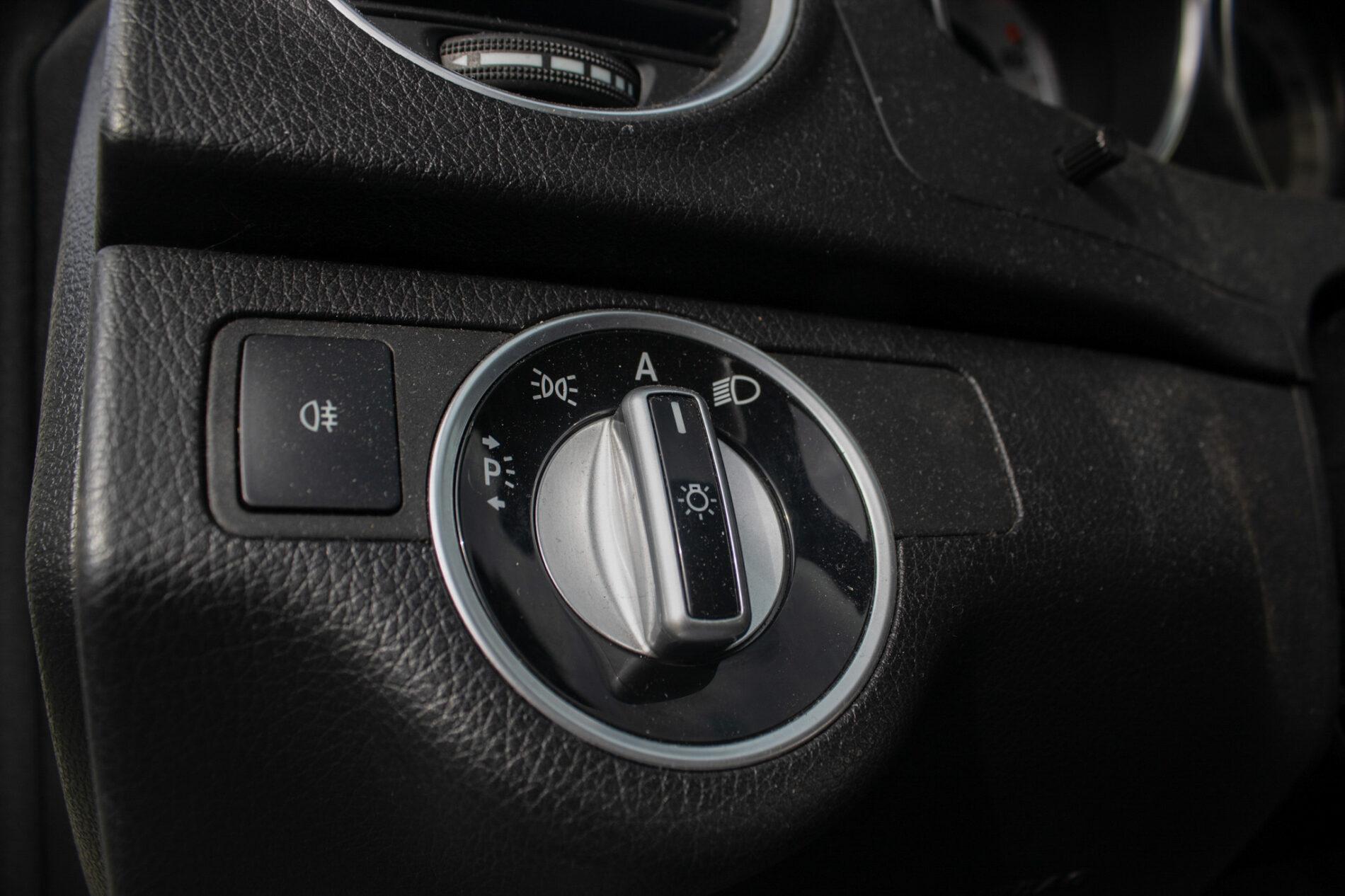2011 Mercedes-Benz C 300, bílá sedan, 206 000 km