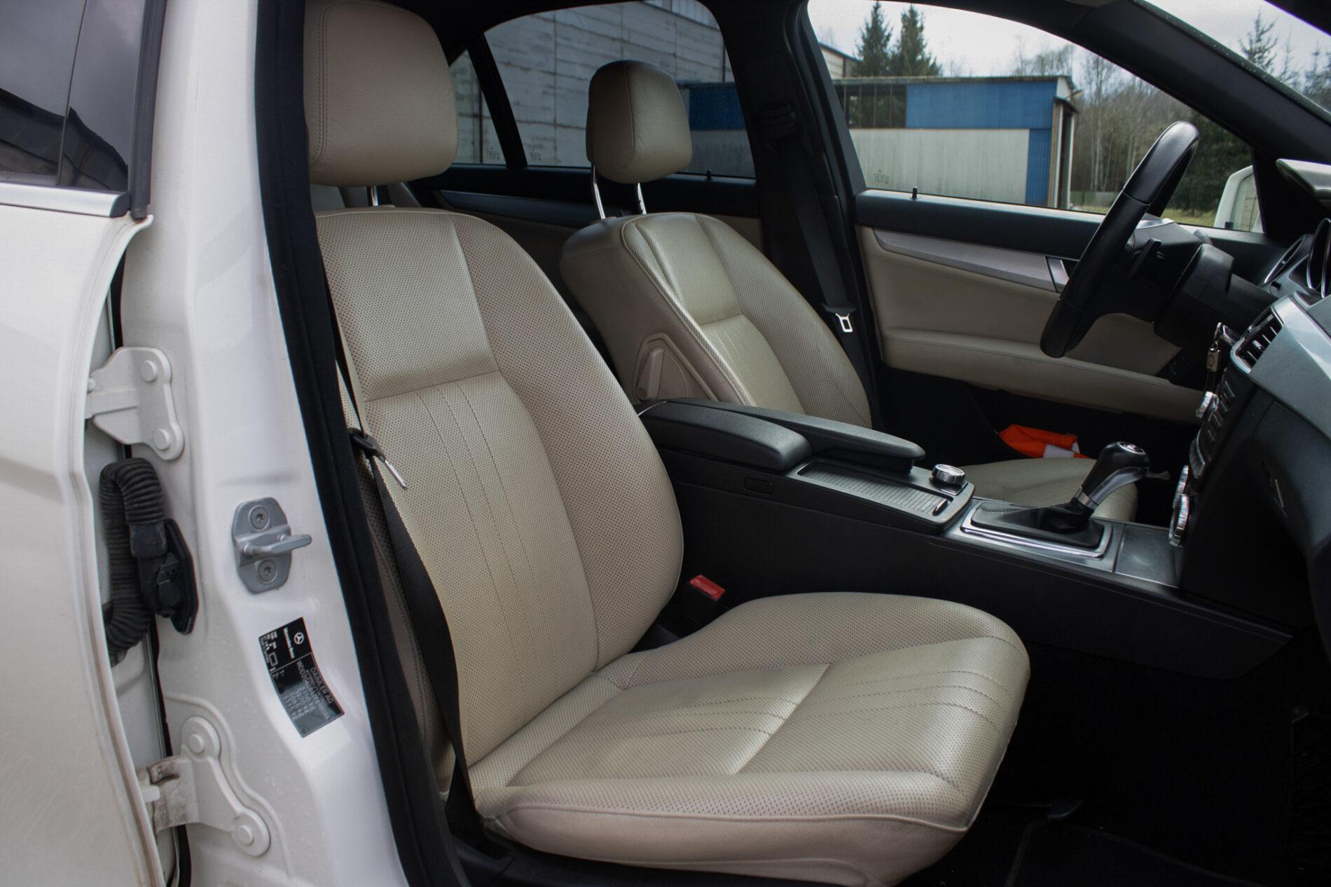 2011 Mercedes-Benz C 300, bílá sedan, 206 000 km