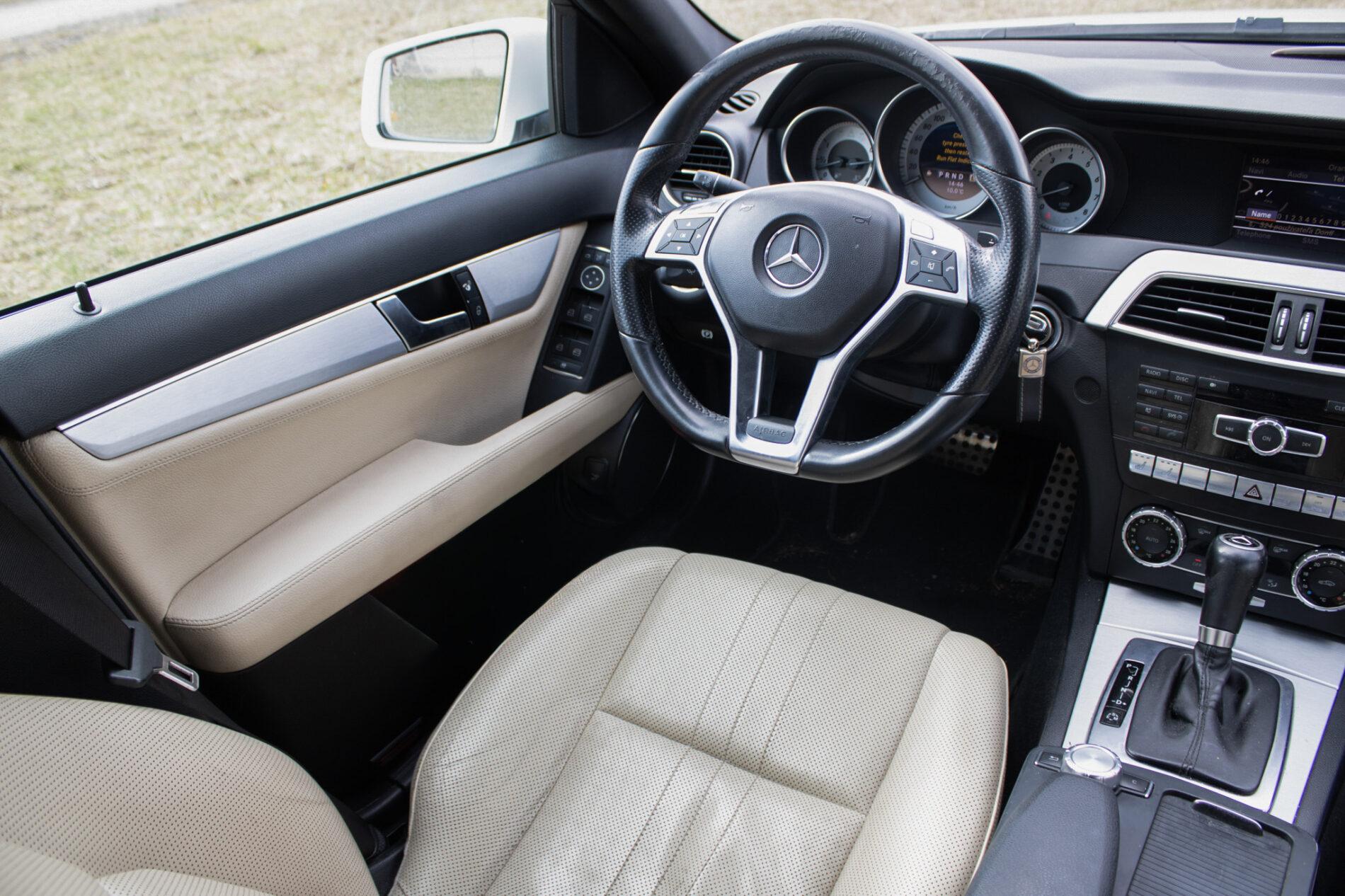 2011 Mercedes-Benz C 300, bílá sedan, 206 000 km
