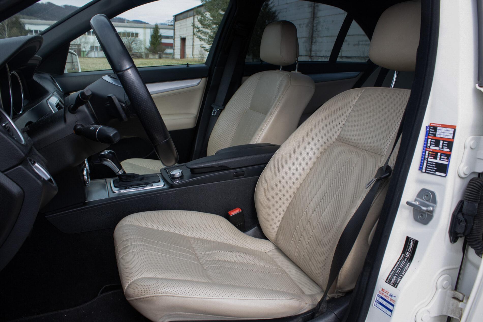 2011 Mercedes-Benz C 300, bílá sedan, 206 000 km