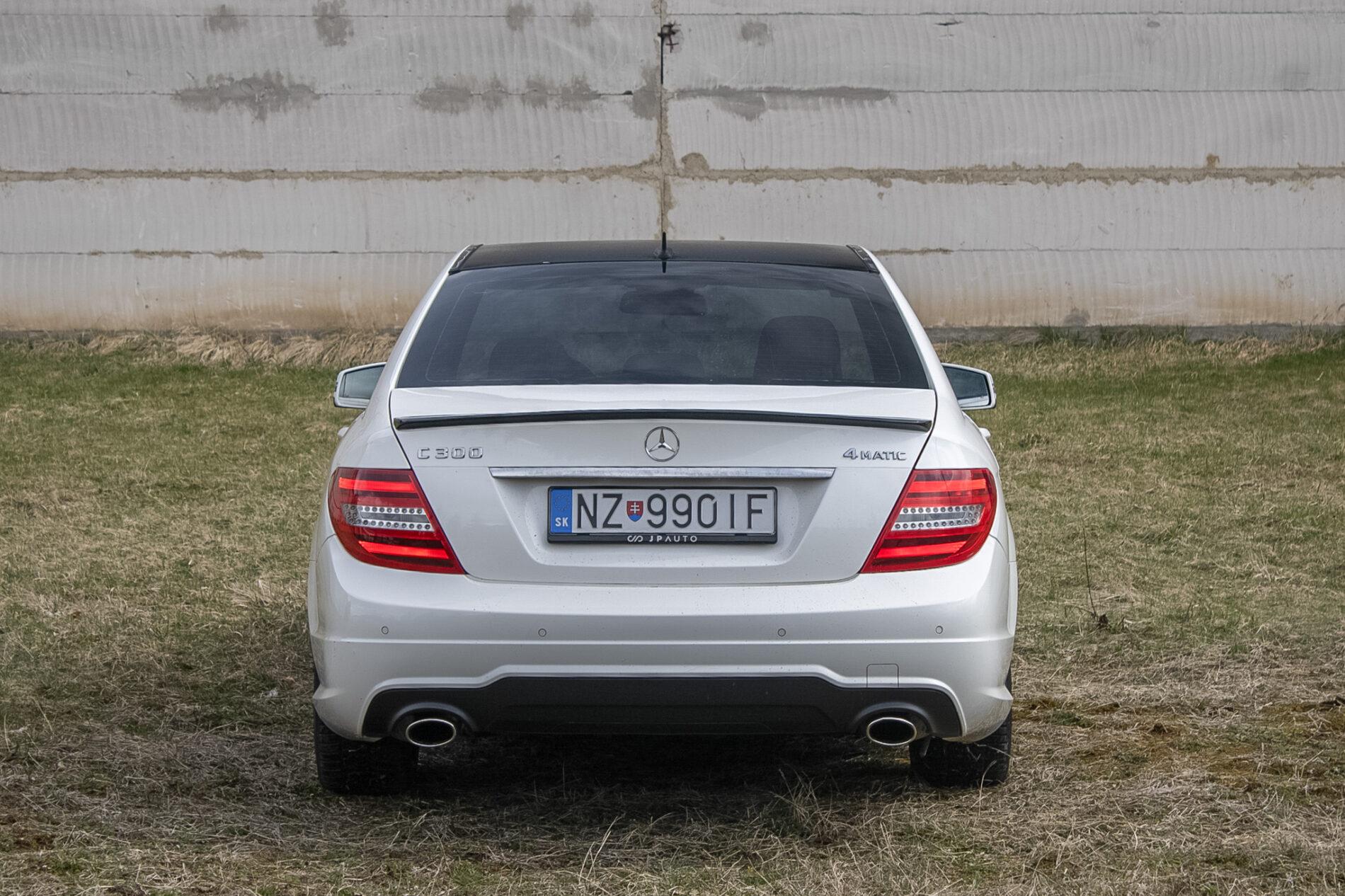 2011 Mercedes-Benz C 300, bílá sedan, 206 000 km
