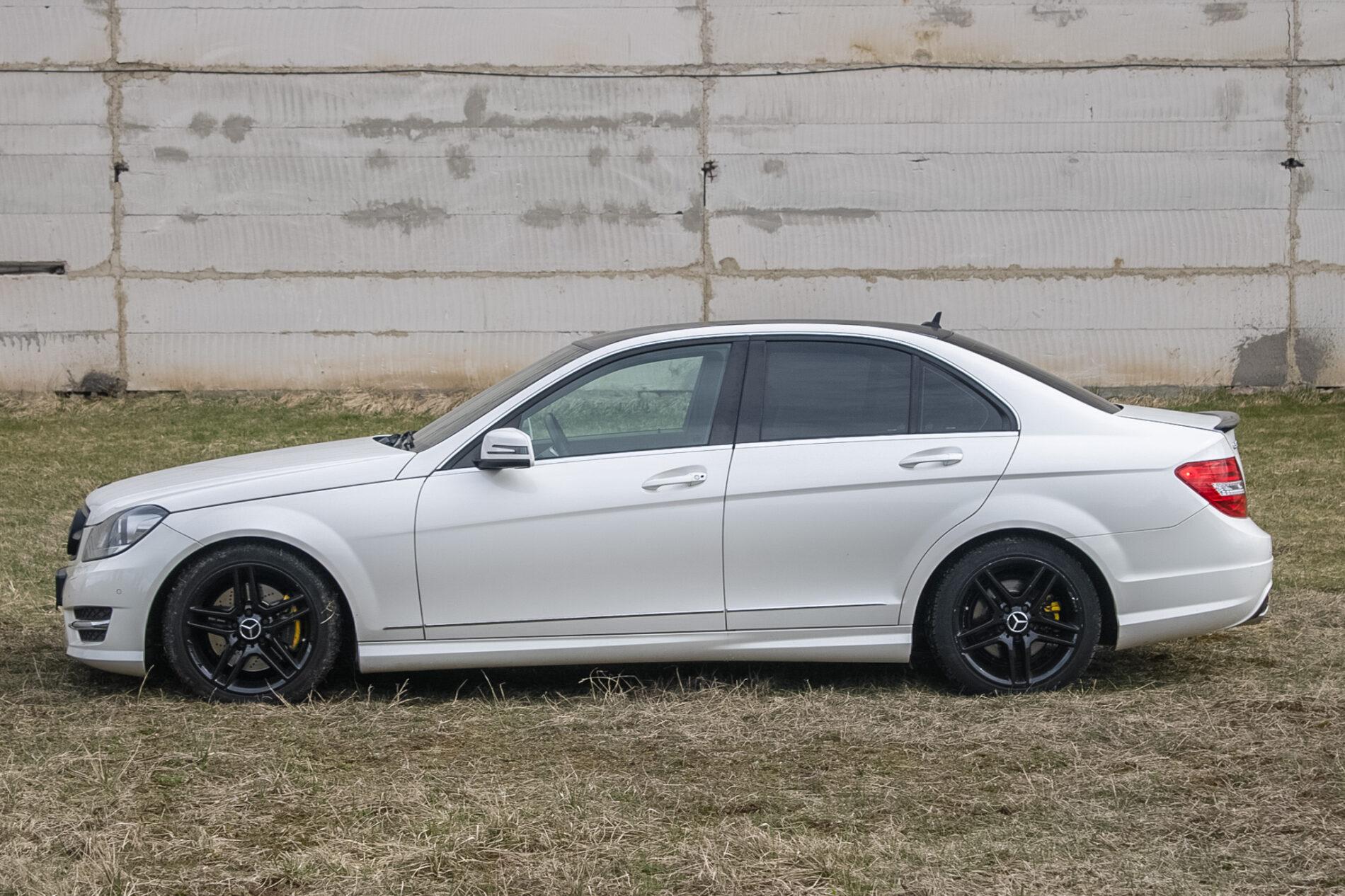 2011 Mercedes-Benz C 300, bílá sedan, 206 000 km