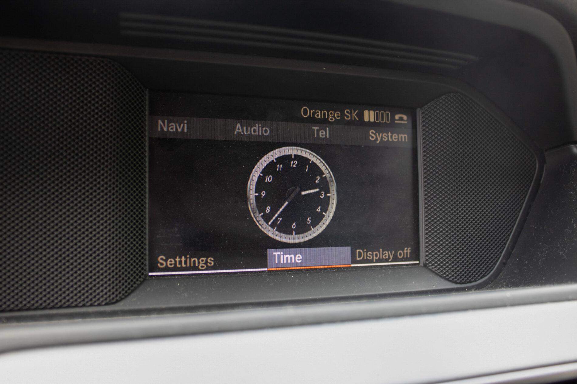 2011 Mercedes-Benz C 300, bílá sedan, 206 000 km