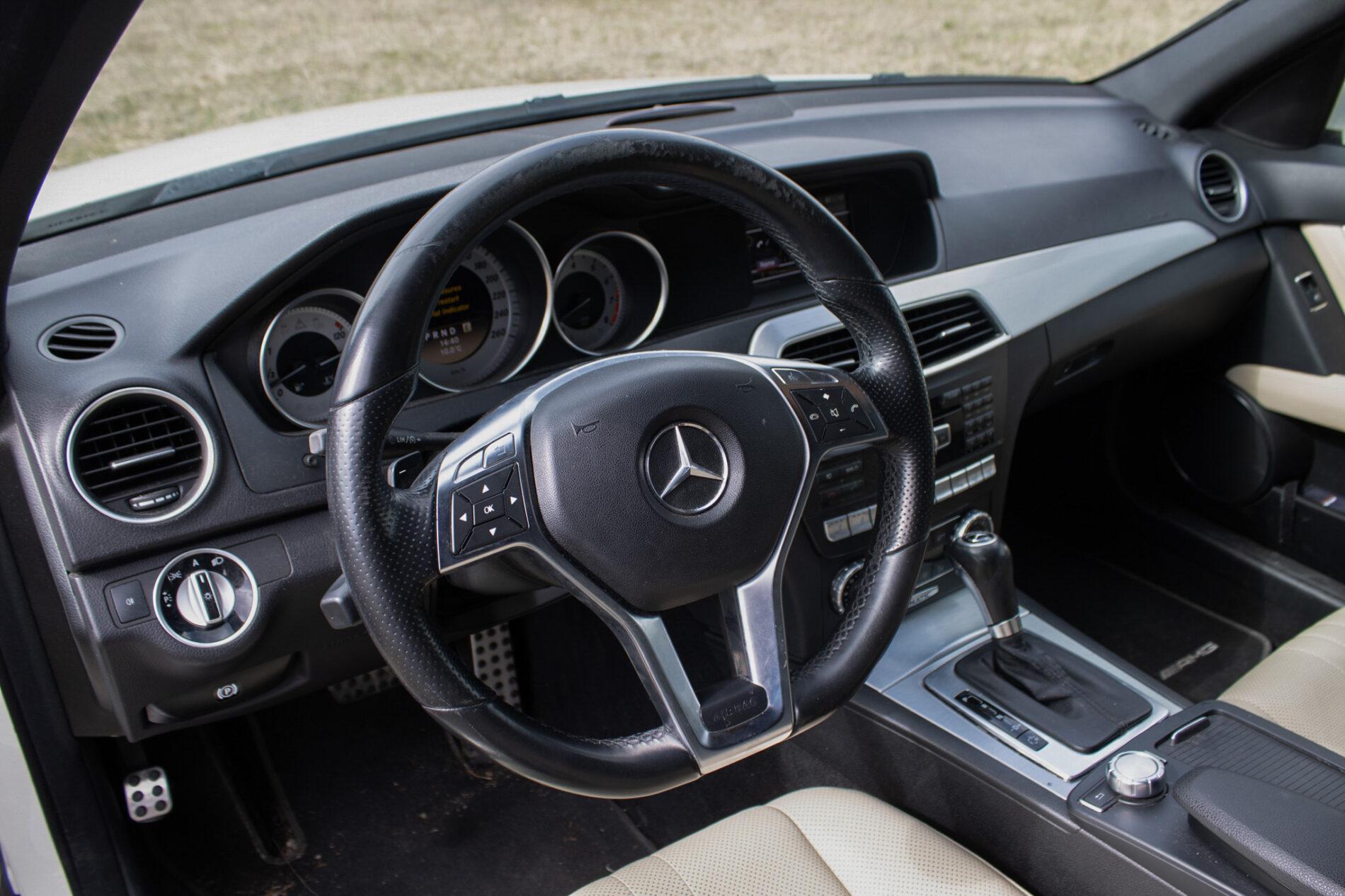 2011 Mercedes-Benz C 300, bílá sedan, 206 000 km
